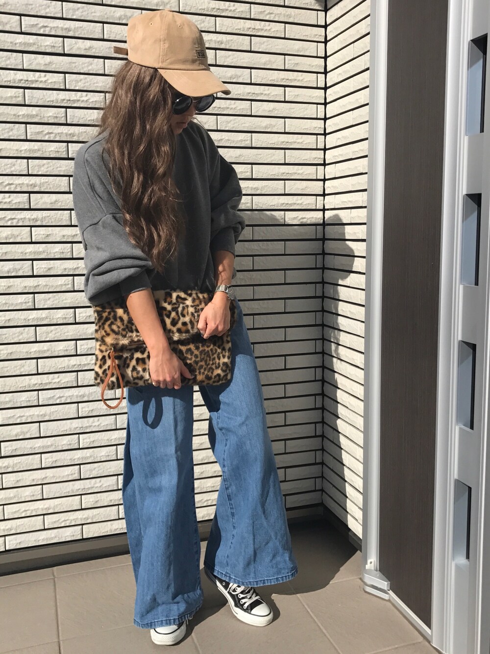 「カジュアルコーデ、パンツスタイル、ワイドパンツ、カジュアル、シンプル、シンプルコーデ、大人カジュアル、キャップ、ootd、スニーカー」｜「SLY LANGのアイテム（スウェット、グレー系）」を使った、12anna23さん（レディース・159cm）の冬コーディネートの1枚目の写真