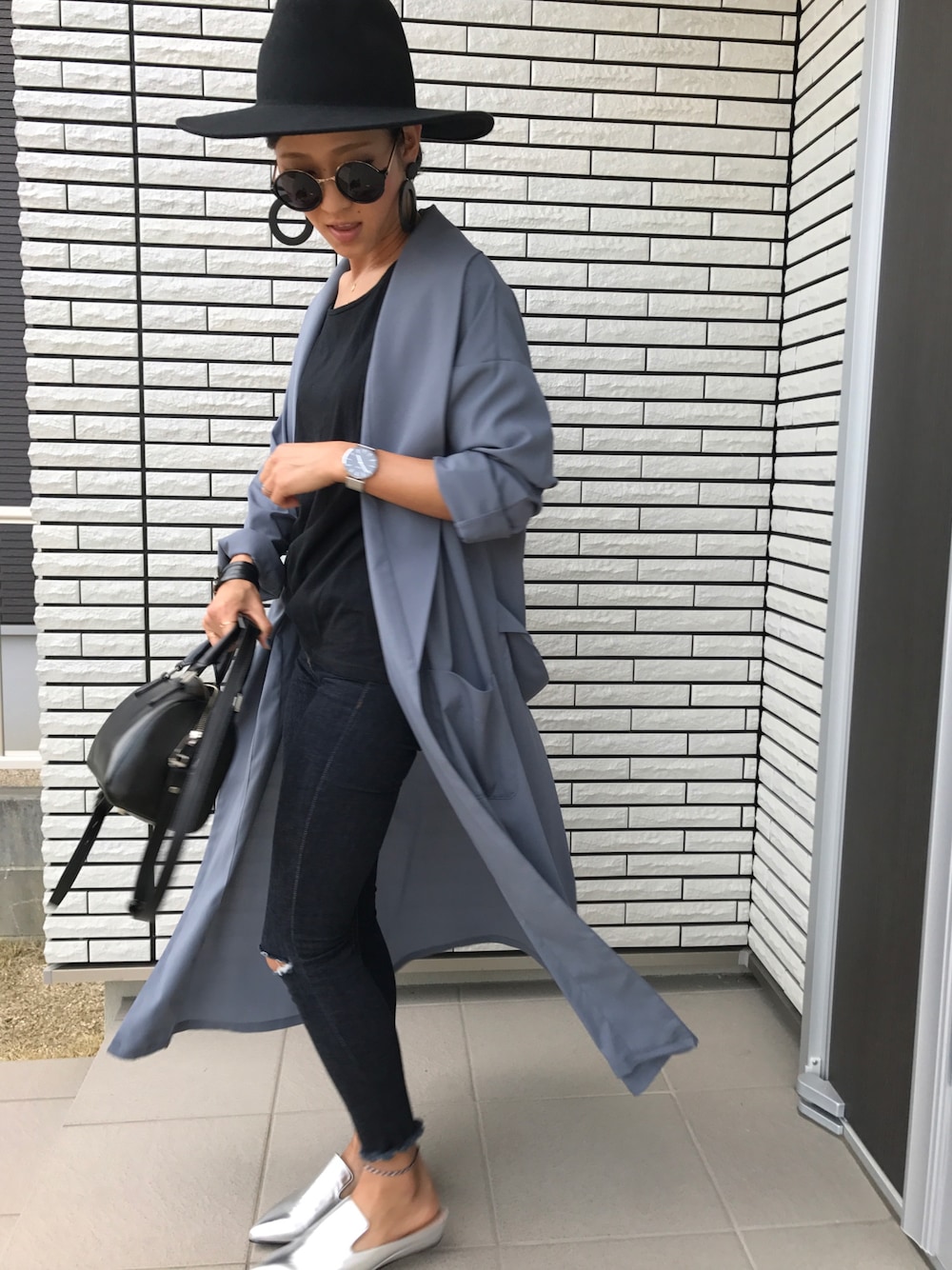 「春コーデ、シンプル、シンプルコーデ、大人カジュアル、デニム、デニムパンツ、ハット、ootd、オトナカジュアル」｜「EMODAのMINIMAL OVERTシャツ（Tシャツ/カットソー、グレー系）」を使った、12anna23さん（レディース・159cm）の春コーディネートの1枚目の写真