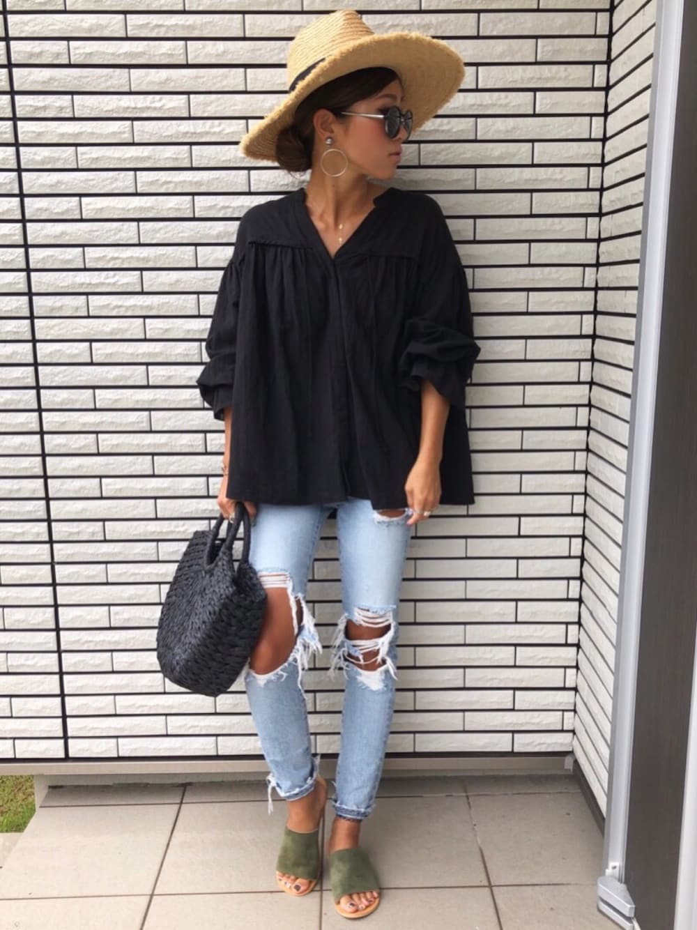 「デニム、デニムパンツ、大人カジュアル、オトナカジュアル、オトナ女子、シンプル、シンプルコーデ、ootd、夏コーデ、ラフ」｜「@resortcollection.jpのアイテム（ハット、ベージュ系）」を使った、12anna23さん（レディース・159cm）の夏コーディネートの1枚目の写真