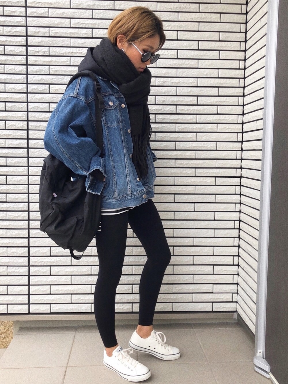 ブルー系のその他アウター、ブラック系のバックパック/リュック、ホワイト系のスニーカーを着用したレディースの冬コーディネートの1枚目の写真