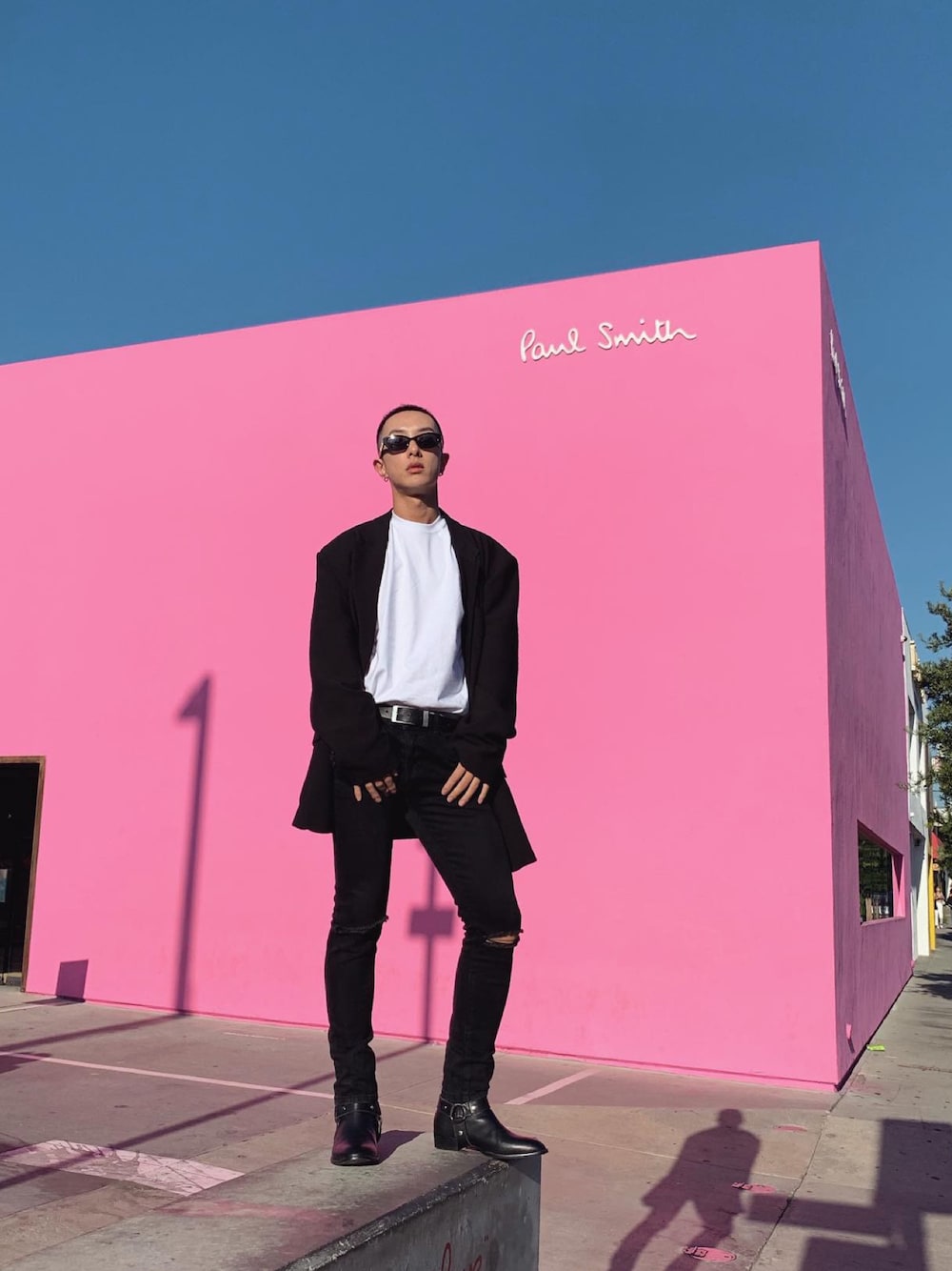 「Los Angeles」｜「BALENCIAGAのアイテム（スーツジャケット、ブラック系）」を使った、edrui0102さん（メンズ・175cm）の秋コーディネートの1枚目の写真