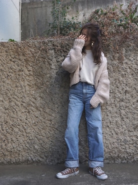 「UNIQLO（ユニクロ）のハイライズワイドストレートジーンズ（デニムパンツ）」を使った、岩田麻央さん（レディース・164cm）の冬コーディネート