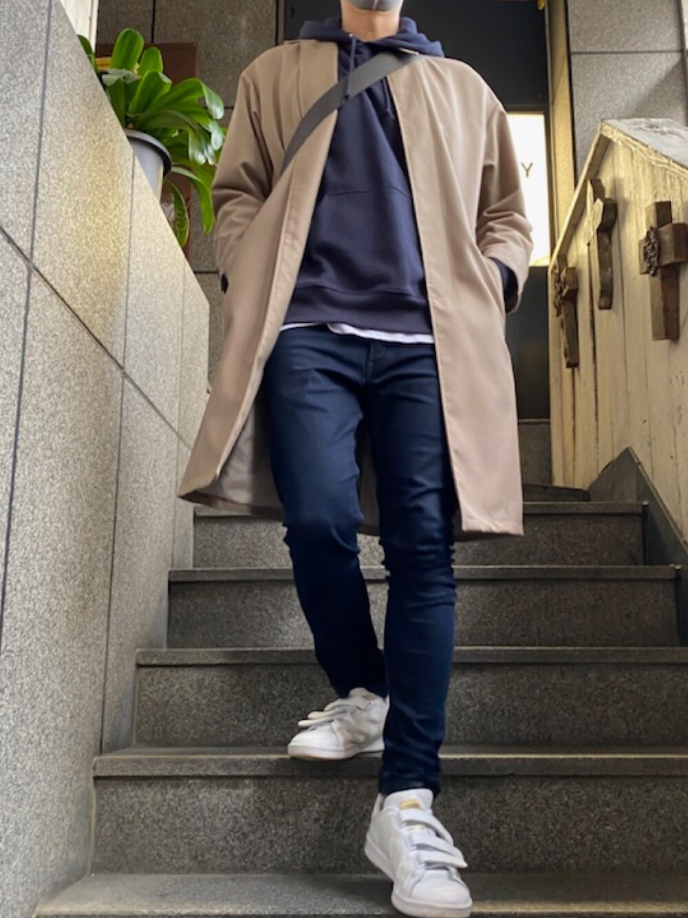 「オトナカジュアル、きれいめカジュアル、大人コーデ、シンプル、ベージュ、ステンカラーコート、パーカー、スニーカー、40代ファッション、ネイビー」｜「adidasの<<CM着用モデル>> adidas アディダス STAN SMITH CF スタンスミスCF S75188  WTH/WTH/GOLDMT（スニーカー、ホワイト系）」を使った、beginさん（メンズ・175cm）の秋コーディネートの1枚目の写真