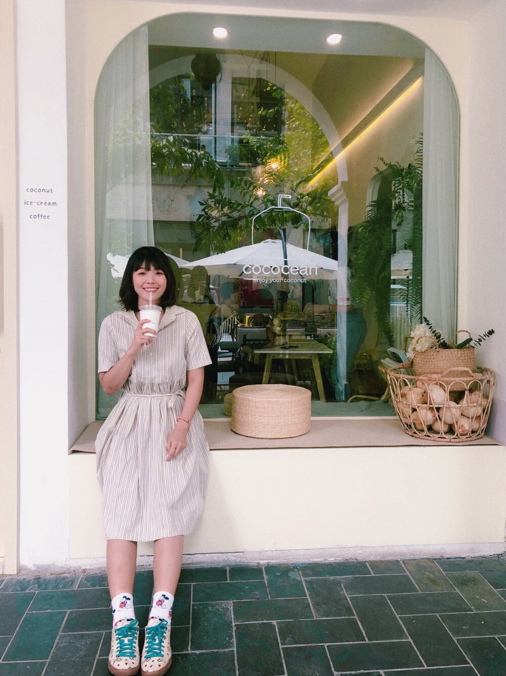 「UNIQLOのアイテム（シャツワンピース、ベージュ系）」を使った、桃子心里没有虫さん（レディース・172cm）の夏コーディネートの1枚目の写真