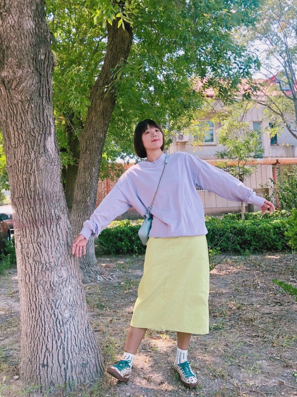 「ootd、休闲、紫、球鞋、oversize」｜「MOUSSYのアイテム（パーカー、パープル系）」を使った、桃子心里没有虫さん（レディース・172cm）の秋コーディネートの1枚目の写真