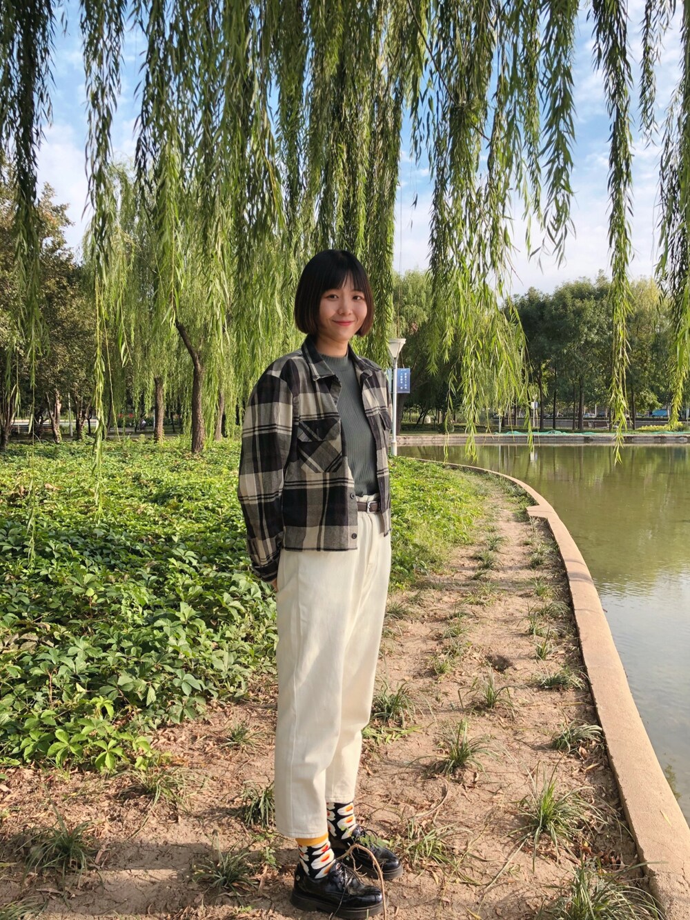 「ootd、格子襯衫」｜「UNIQLOのアイテム（ブルゾン、ホワイト系）」を使った、桃子心里没有虫さん（レディース・172cm）の秋コーディネートの1枚目の写真