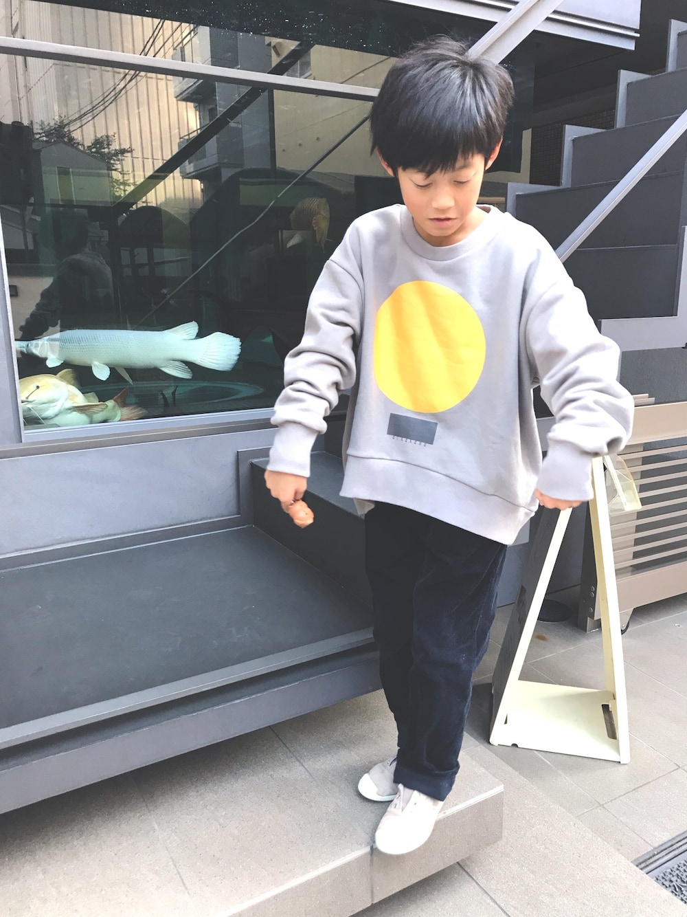「カジュアル、キッズファッション、シンプルコーデ、arkakama、小学生、小学生男子、おとこのこ、男の子、キッズコーデ、スウェット」｜「arkakamaのアイテム（トップス、グレー系）」を使った、aoi erikaさん（キッズ・127cm）の秋コーディネートの1枚目の写真