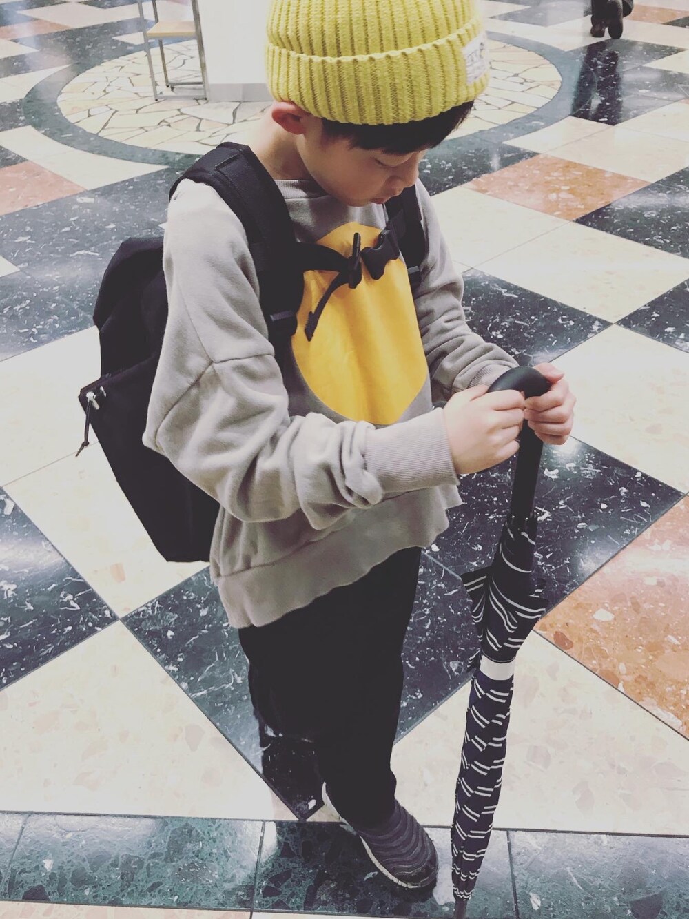 「キッズコーデ、男の子、kidsfashion、ゆるコーデ、小学生、アーチアンドライン、arkakama」｜「arkakamaのアイテム（トップス、グレー系）」を使った、aoi erikaさん（キッズ・127cm）の冬コーディネートの1枚目の写真
