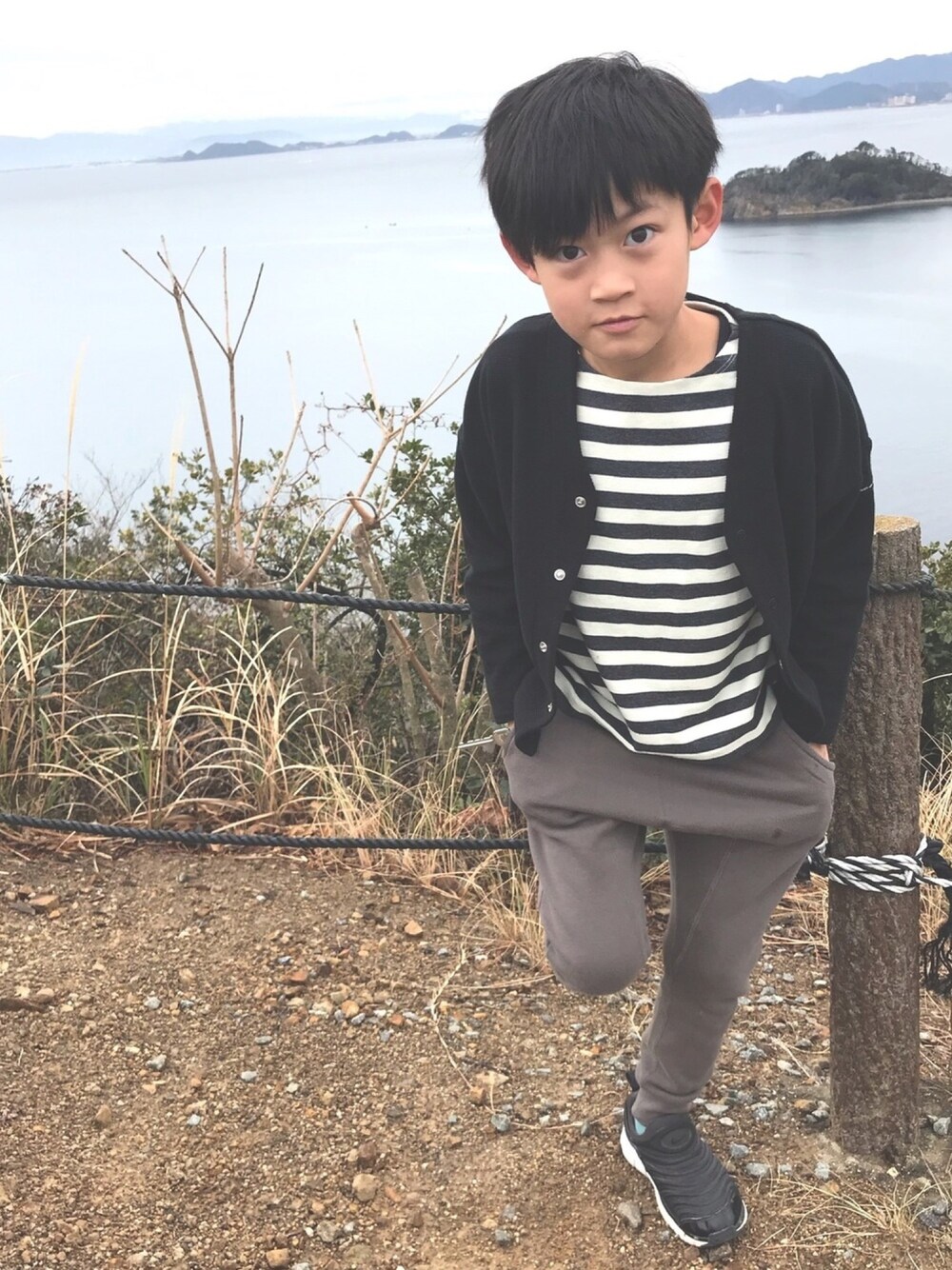 「キッズファッション、シンプル、男の子コーデ、きれいめカジュアル、サルエルパンツ、ボーダー、男の子、カーディガン、モノトーン」｜「quoti use fithの凸凹ボーダーオフショルダーTシャツ（Tシャツ/カットソー、グレー系）」を使った、aoi erikaさん（キッズ・127cm）の冬コーディネートの1枚目の写真
