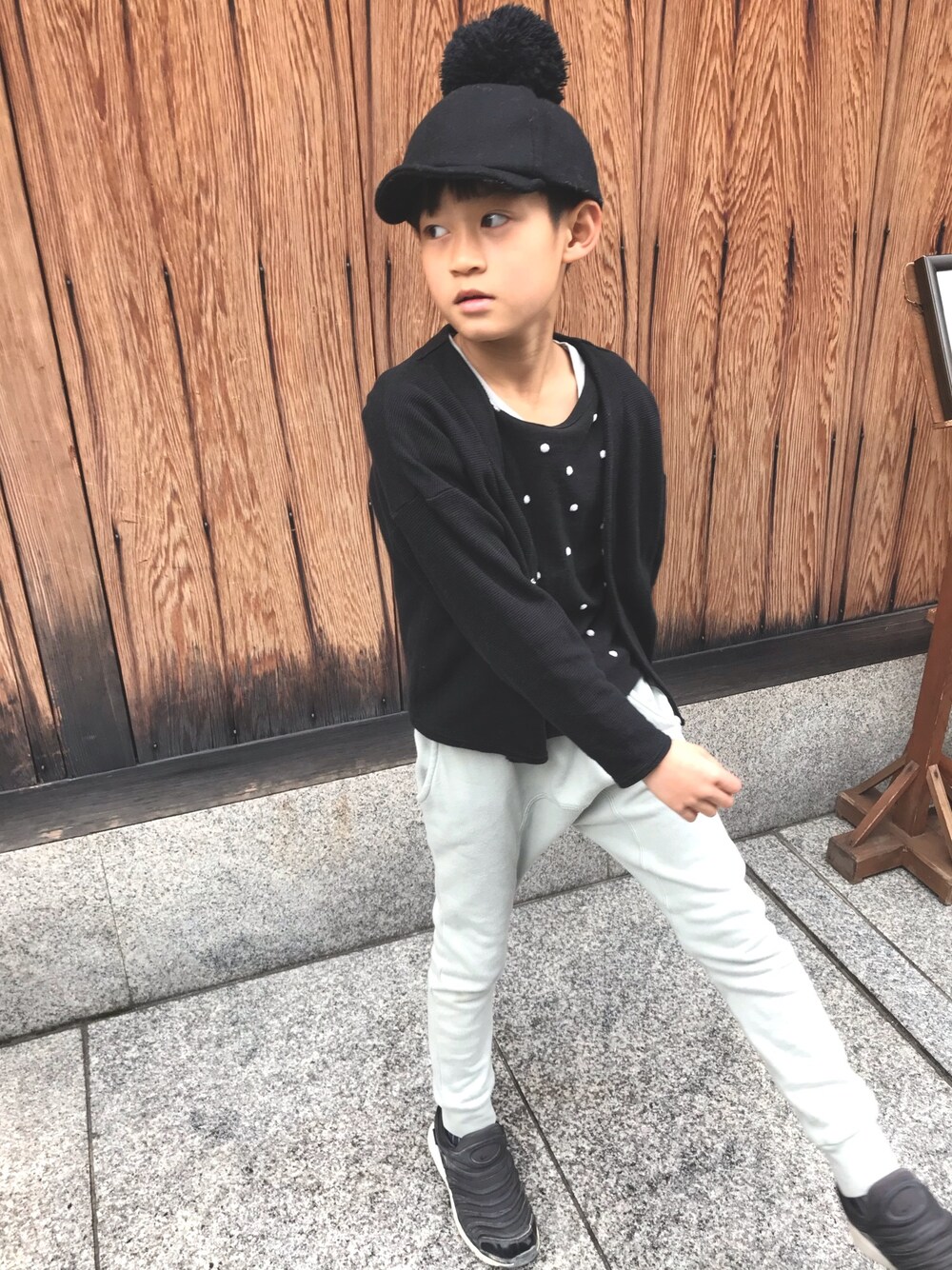 「キッズコーデ、キッズファッション、シンプル、小学生、サルエルパンツ、ドット、おとこのこ、おしゃれさんと繋がりたい、カーディガン」｜「quoti use fithのメッシュワッフル 長袖カーディガン（カーディガン/ボレロ、ブラック系）」を使った、aoi erikaさん（キッズ・127cm）の冬コーディネートの1枚目の写真