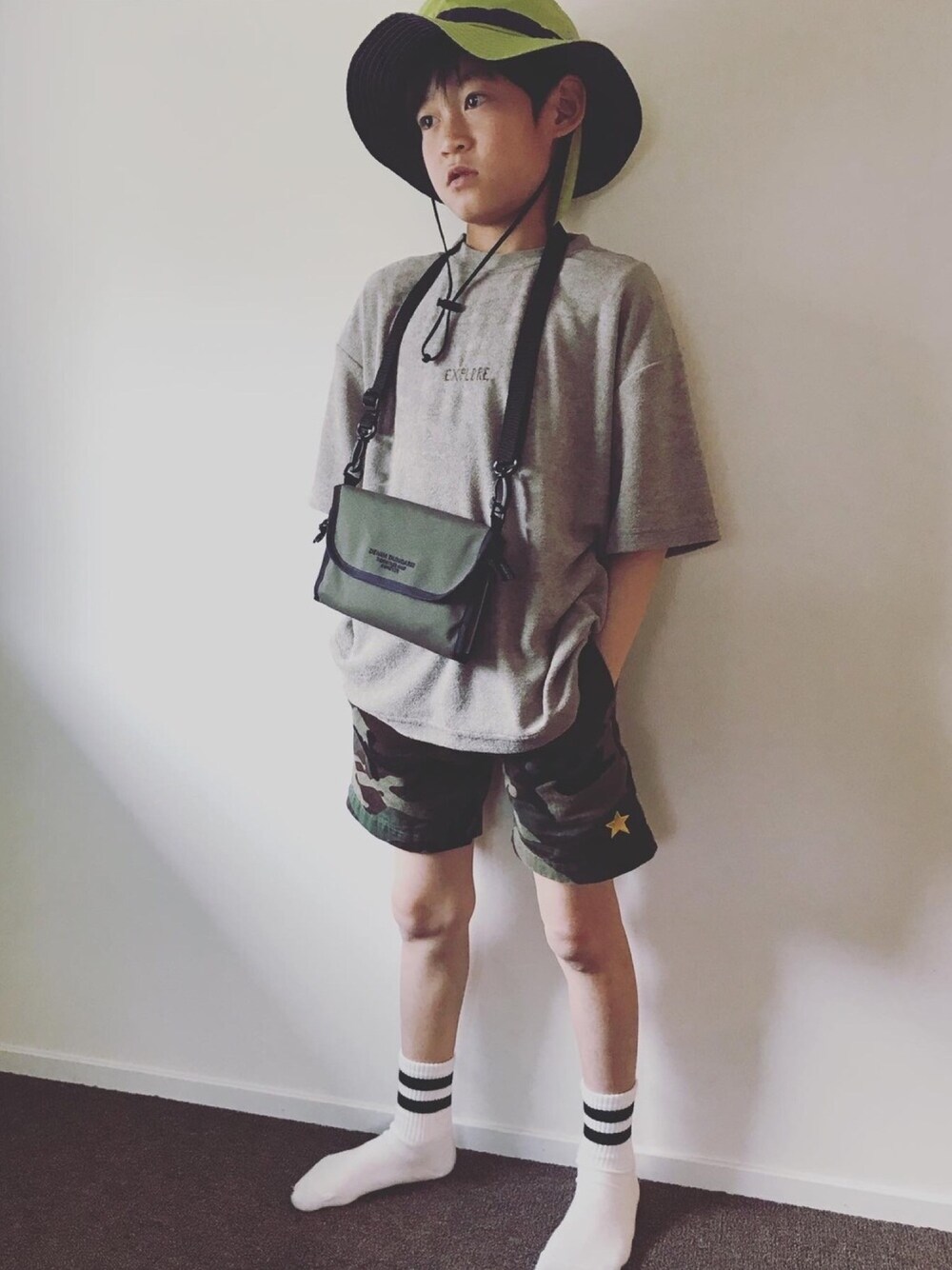 「キッズコーデ、キッズファッション、男の子コーデ、休日スタイル、おしゃれさんと繋がりたい、迷彩、おうちファッション、カジュアルコーデ、ラインソックス、セスタヴォカーレ」｜「DENIM DUNGAREEのアイテム（バッグ、グリーン系）」を使った、aoi erikaさん（キッズ・129cm）の春コーディネートの1枚目の写真