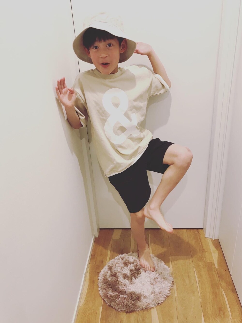 「ベージュ、キッズファッション、夏コーデ、カジュアルコーデ、おうちde帽子コーデ、キッズコーデ、Tシャツ、ハーフパンツ、ARCH&LINE」｜「ARCH & LINEの【ARCH&LINE】アーチアンドライン　プリントTシャツ　AL201329　BIG ”＆” TEE（Tシャツ/カットソー、ベージュ系）」を使った、aoi erikaさん（キッズ・129cm）の春コーディネートの1枚目の写真