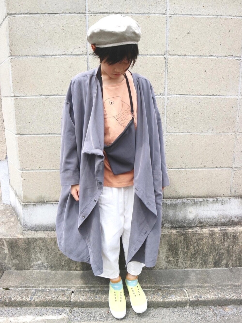 「キッズコーデ、Tシャツ、おしゃれさんと繋がりたい、春コーデ、キッズファッション、おとこのこ、男の子コーデ、スニーカー、スニーカーコーデ、サコッシュ」｜「ARCH & LINEのキッズ サコッシュ（ショルダーバッグ、グレー系）」を使った、aoi erikaさん（キッズ・135cm）の春コーディネートの1枚目の写真