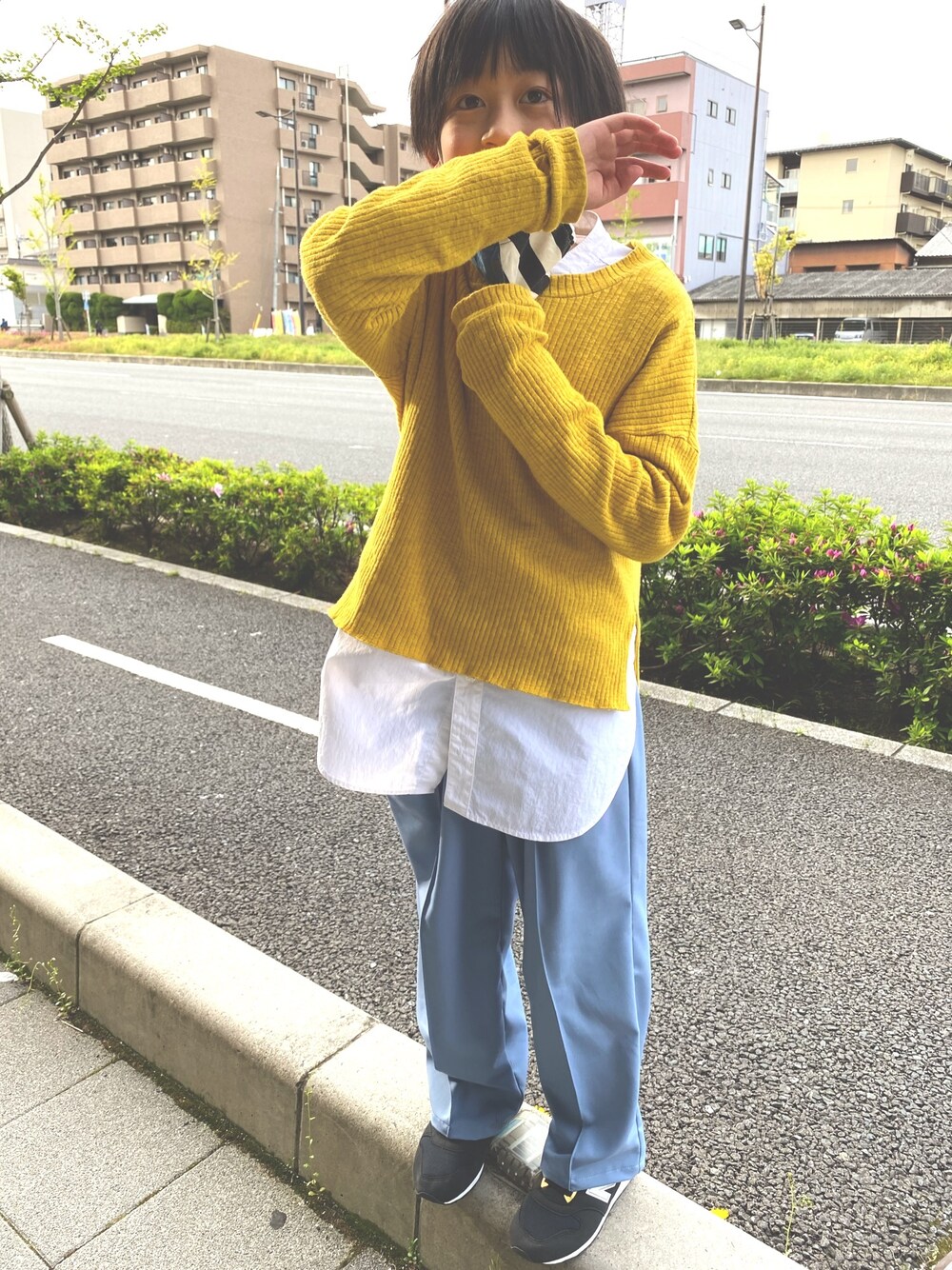 「キッズファッション、ビタミンカラー、シャツスタイル、カラーパンツ、春コーデ、おとこのこ、男の子、キッズコーデ、きれいめカジュアル」｜「FABRIQ REPORTのアイテム（トップス、イエロー系）」を使った、aoi erikaさん（キッズ・135cm）の春コーディネートの1枚目の写真