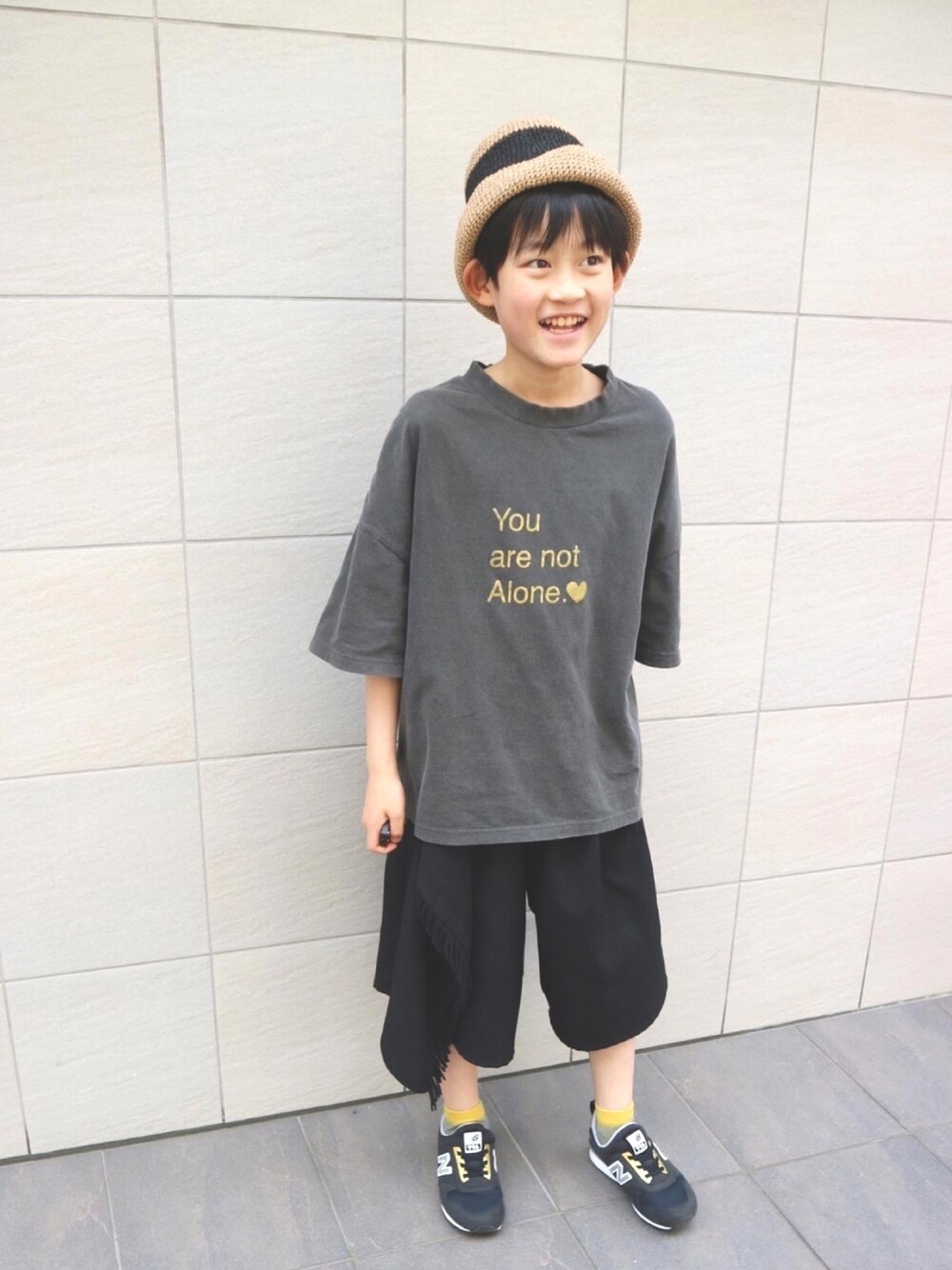 「キッズファッション、休日スタイル、男の子、キッズコーデ、モノトーン、くすみカラー、むぎわら帽子、春夏コーデ、おとこのこ、Tシャツ」｜「folkmadeのアイテム（トップス、グレー系）」を使った、aoi erikaさん（キッズ・135cm）の春コーディネートの1枚目の写真