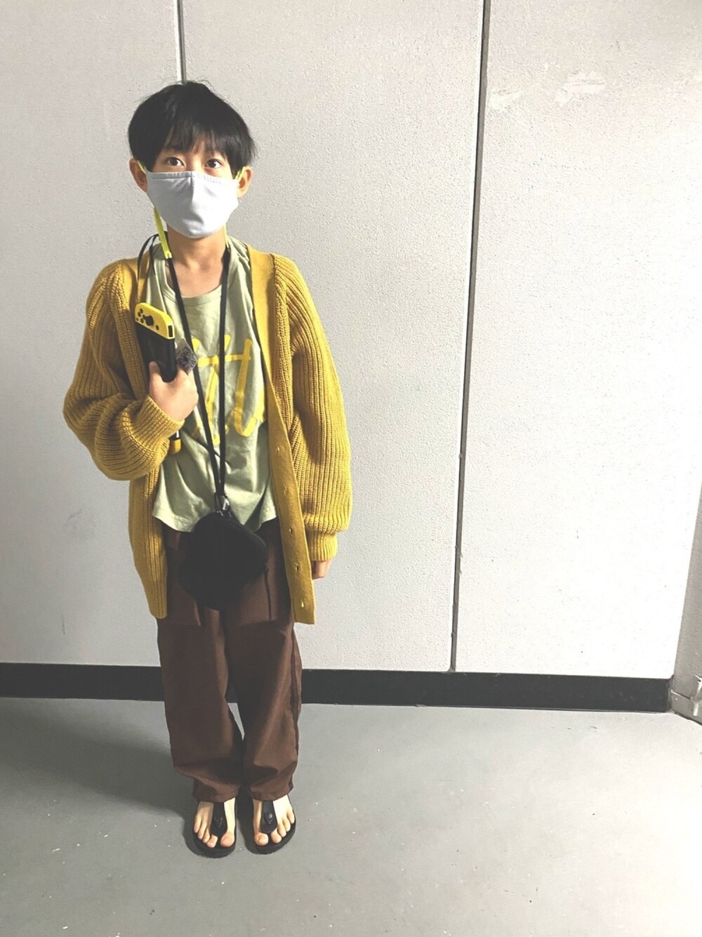 「古着MIX、シンプル、ラフ、キッズコーデ、キッズファッション、男の子、おとこのこ、おしゃれさんと繋がりたい、カーディガン、サコッシュ」｜「Ocean&Groundのアイテム（カーディガン/ボレロ、イエロー系）」を使った、aoi erikaさん（キッズ・135cm）の春コーディネートの1枚目の写真
