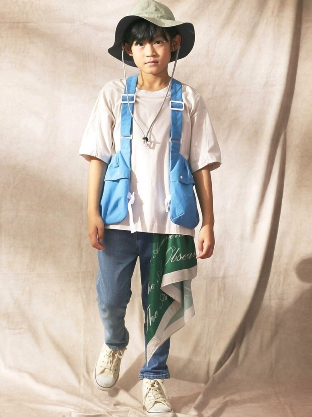 「アウトドアスタイル、ベスト、デニム、カジュアルコーデ、おしゃれさんと繋がりたい、キッズコーデ、キッズファッション、スカーフ、Tシャツ、バケットハット」｜「FABRIQ REPORTのアイテム（トップス、ブルー系）」を使った、aoi erikaさん（キッズ・135cm）の春コーディネートの1枚目の写真