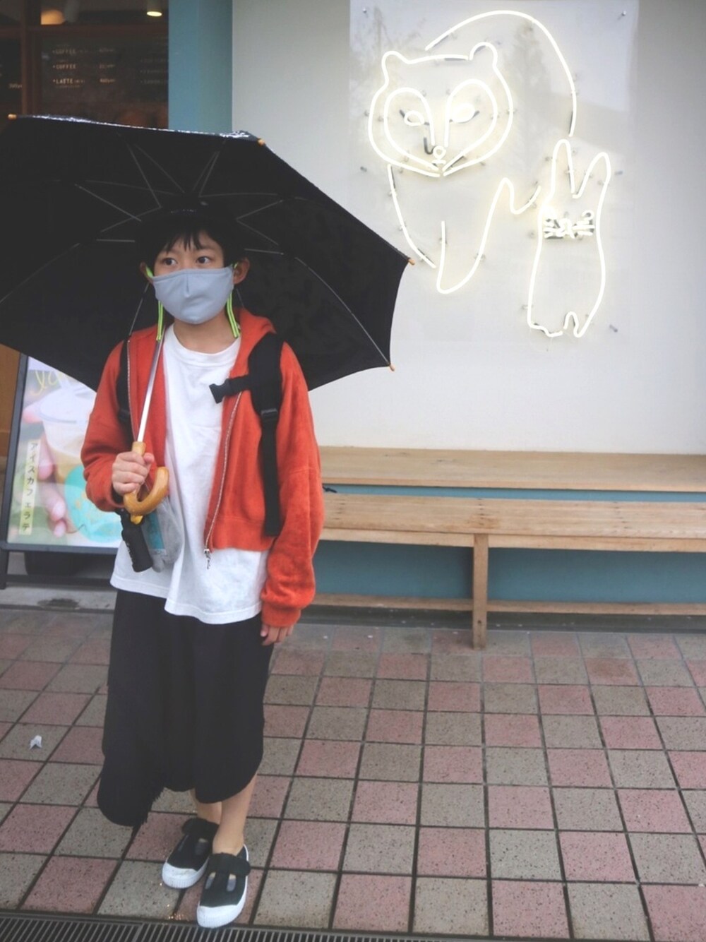「雨の日コーデ、パーカー、ハーフパンツ、白Tシャツ、シンプル、シンプルコーデ、おしゃれさんと繋がりたい、男の子、キッズコーデ、キッズファッション」｜「nunuformeのアイテム（ジャケット/アウター、オレンジ系）」を使った、aoi erikaさん（キッズ・135cm）の春コーディネートの1枚目の写真