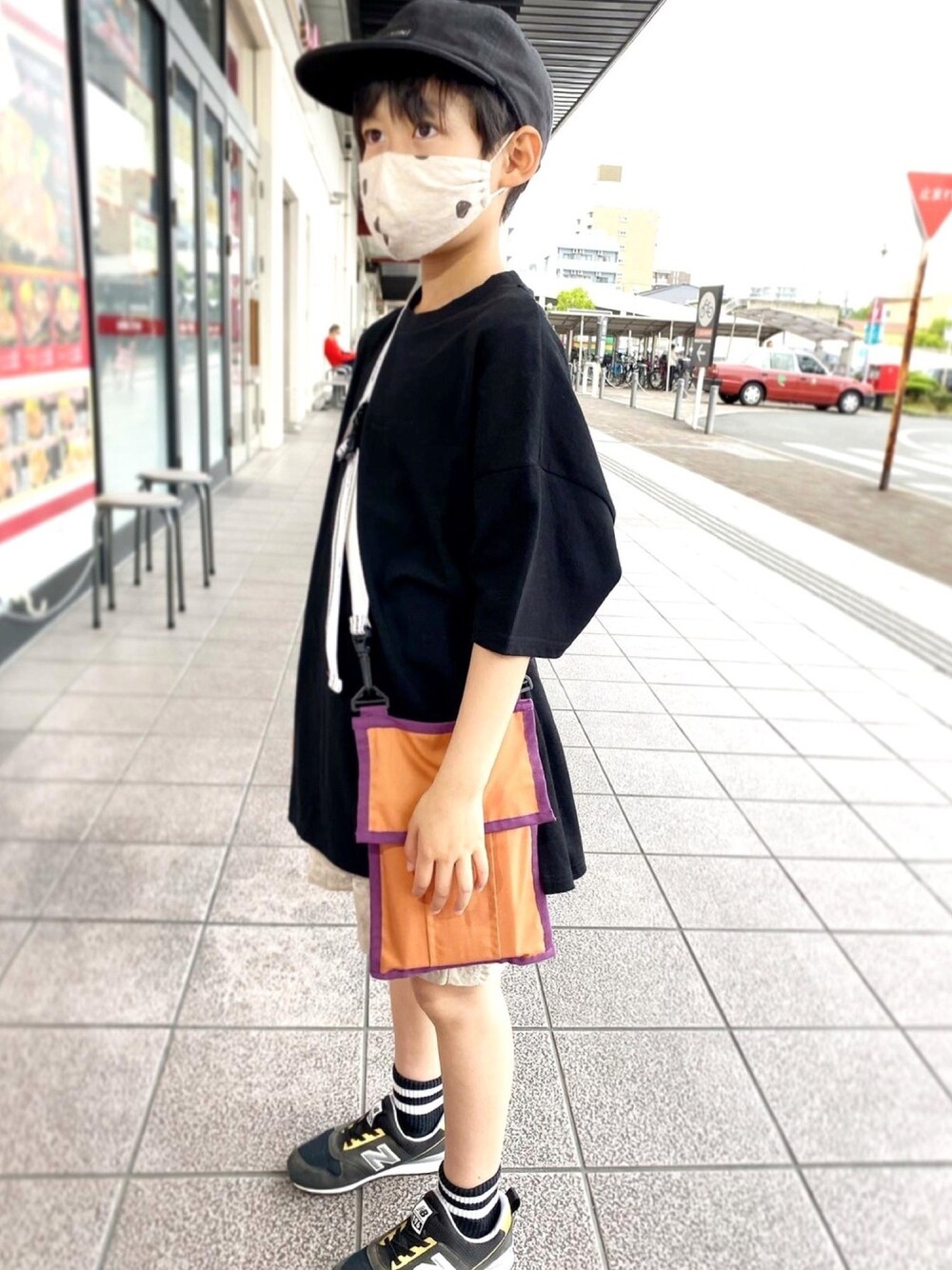 「ビタミンカラー、シンプルコーデ、キッズコーデ、おしゃれさんと繋がりたい、男の子、サコッシュ、カジュアル、カジュアルコーデ、ハーフパンツ、これが私をアゲる服」｜「nunuformeのアイテム（トップス、ブラック系）」を使った、aoi erikaさん（キッズ・135cm）の春コーディネートの1枚目の写真