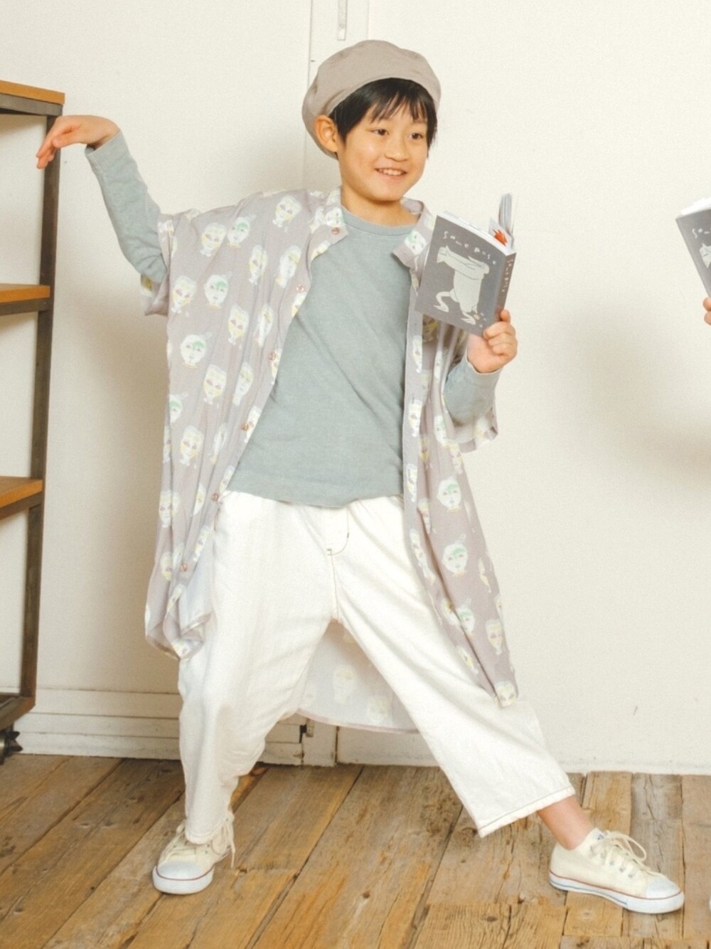 「春夏コーデ、ロングシャツ、コンバース、キッズコーデ、キッズファッション、男の子、ホワイト、カジュアル、男の子コーデ、これが私をアゲる服」｜「HOGAN RANCH WEARのソウガラオープンカラーハンソデシャツ（90～150cm）（シャツ/ブラウス、グレー系）」を使った、aoi erikaさん（キッズ・135cm）の春コーディネートの1枚目の写真