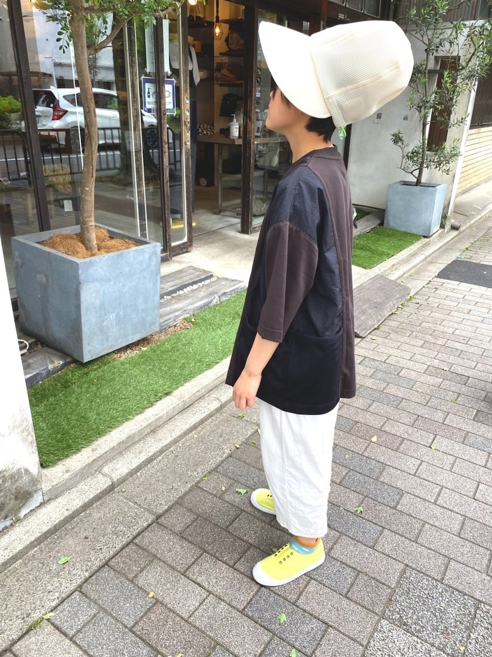 「シンプルコーデ、カジュアル、男の子、キッズコーデ、キッズファッション、モノトーン、春夏コーデ、カジュアルコーデ、これが私をアゲる服」｜「ARCH & LINEのマルチポケット 5分袖ビッグサイズTシャツ 5/S MULTI POCKET TEE（Tシャツ/カットソー、ブラック系）」を使った、aoi erikaさん（キッズ・135cm）の春コーディネートの1枚目の写真