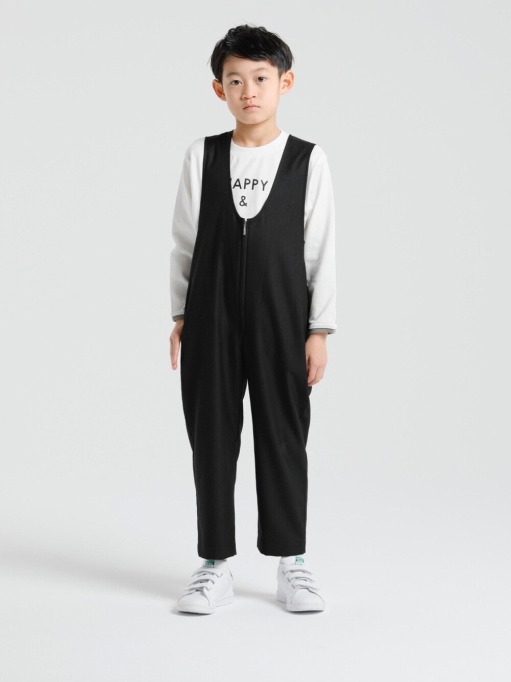 「オールインワン、サロペット、ロンT、おしゃれさんと繋がりたい、キッズコーデ、シンプル、シンプルコーデ、モノトーン、キッズファッション、これが私をアゲる服」｜「ARCH & LINEのキャリーマンT/Rストレッチ サロペット（サロペット/オーバーオール、ブラック系）」を使った、aoi erikaさん（キッズ・135cm）の春コーディネートの1枚目の写真