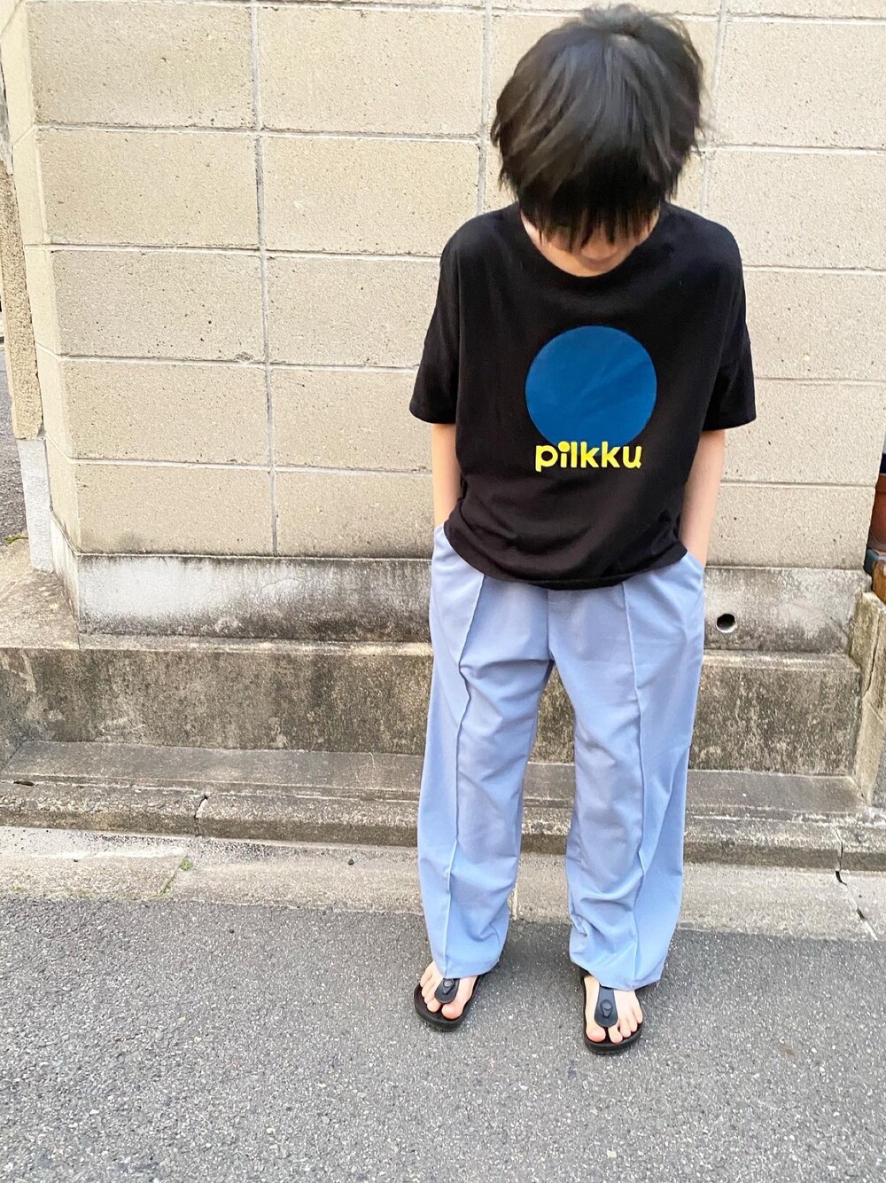 「これが私をアゲる服、休日スタイル、サンダル、シンプルスタイル、キッズファッション、キッズコーデ、カラーパンツ、パンツスタイル、Tシャツ、きれいめカジュアル」｜「pilkkuのアイテム（Tシャツ/カットソー、ブラック系）」を使った、aoi erikaさん（キッズ・135cm）の春コーディネートの1枚目の写真