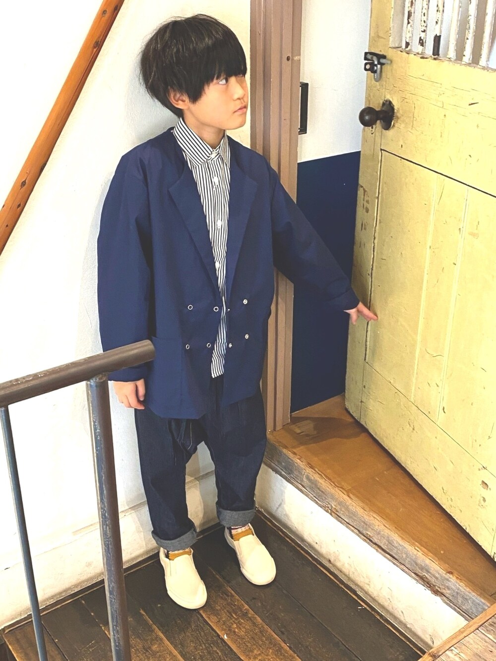 「ジャケット、シャツスタイル、デニム、白スニーカー、キッズコーデ、キッズファッション、おしゃれさんと繋がりたい、おとこのこ、男の子、きれいめカジュアル」｜「ETNOVAのアイテム（ジャケット/アウター、ブルー系）」を使った、aoi erikaさん（キッズ・135cm）の夏コーディネートの1枚目の写真