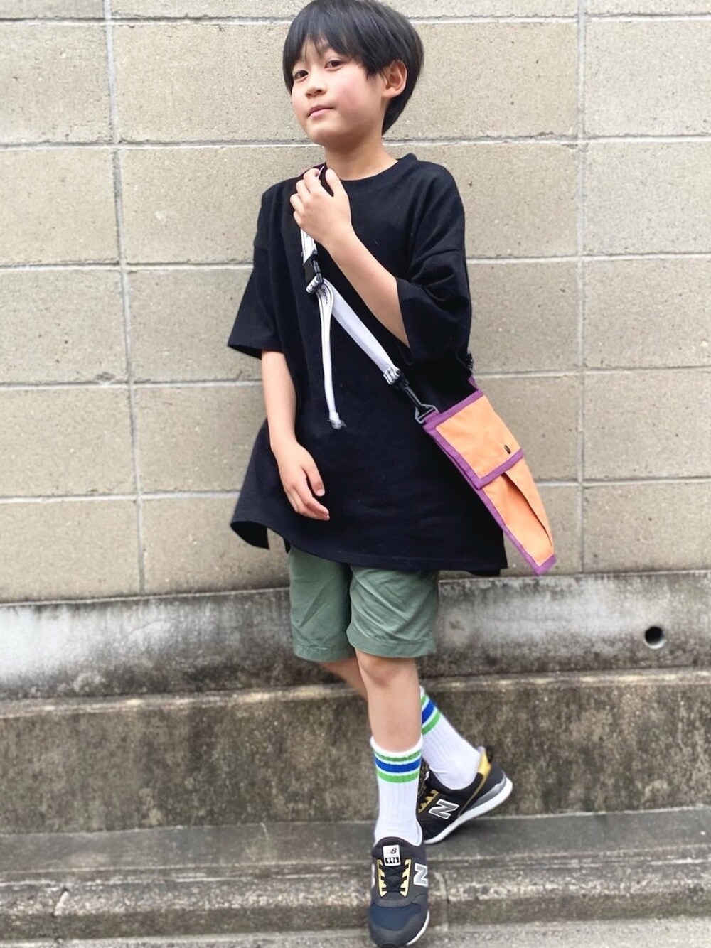 「休日スタイル、ビッグシルエット、ラインソックス、プチプラコーデ、ユニクロ、サコッシュ、キッズコーデ、キッズファッション、ショートパンツ、ファミマ靴下」｜「nunuformeのアイテム（トップス、ブラック系）」を使った、aoi erikaさん（キッズ・135cm）の夏コーディネートの1枚目の写真