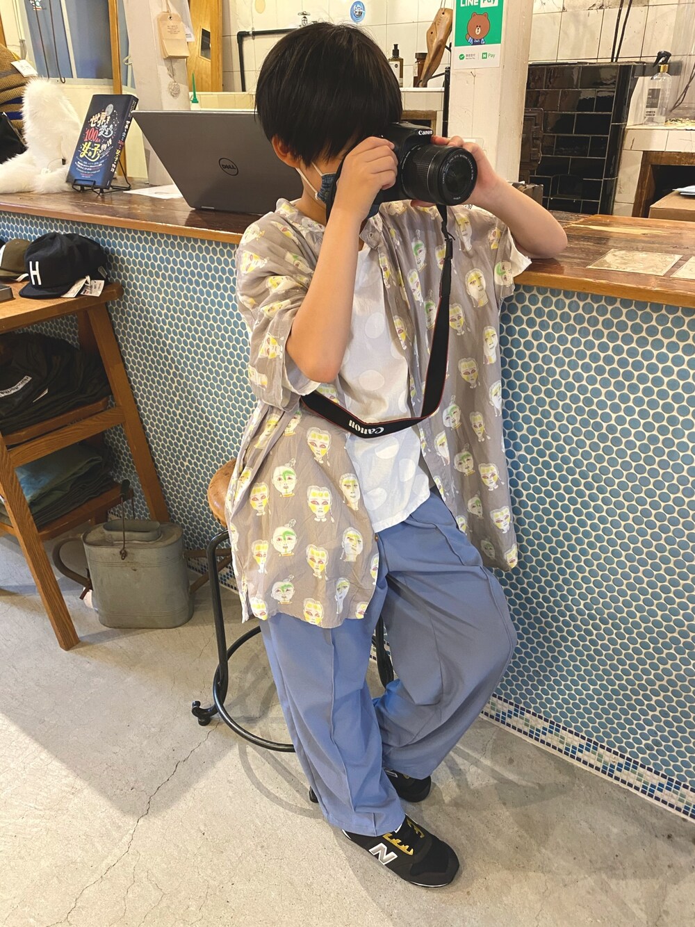 「男の子、休日スタイル、シャツスタイル、キッズコーデ、キッズファッション、シャツワンピ、ドット、白Tシャツ、カラーパンツ、柄シャツ」｜「HOGAN RANCH WEARのソウガラオープンカラーハンソデシャツ（90～150cm）（シャツ/ブラウス、グレー系）」を使った、aoi erikaさん（キッズ・135cm）の夏コーディネートの1枚目の写真