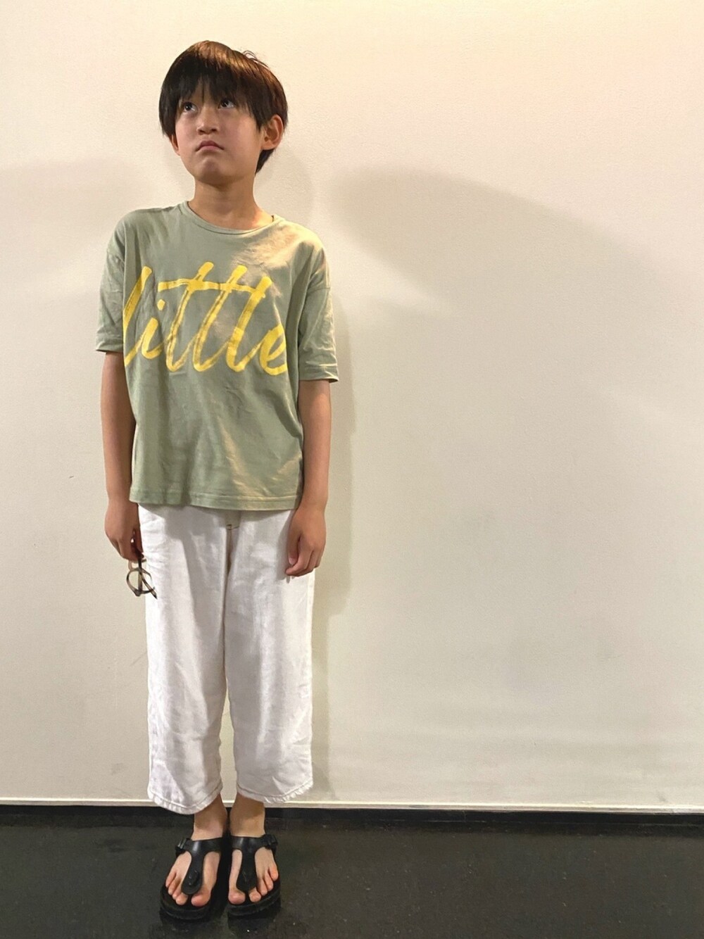 「シンプルコーデ、夏コーデ、白パンツ、ゆるコーデ、キッズコーデ、キッズファッション、男の子、Tシャツ、ピスタチオ、グリーン」｜「nunuformeのアイテム（Tシャツ/カットソー、グリーン系）」を使った、aoi erikaさん（キッズ・135cm）の夏コーディネートの1枚目の写真