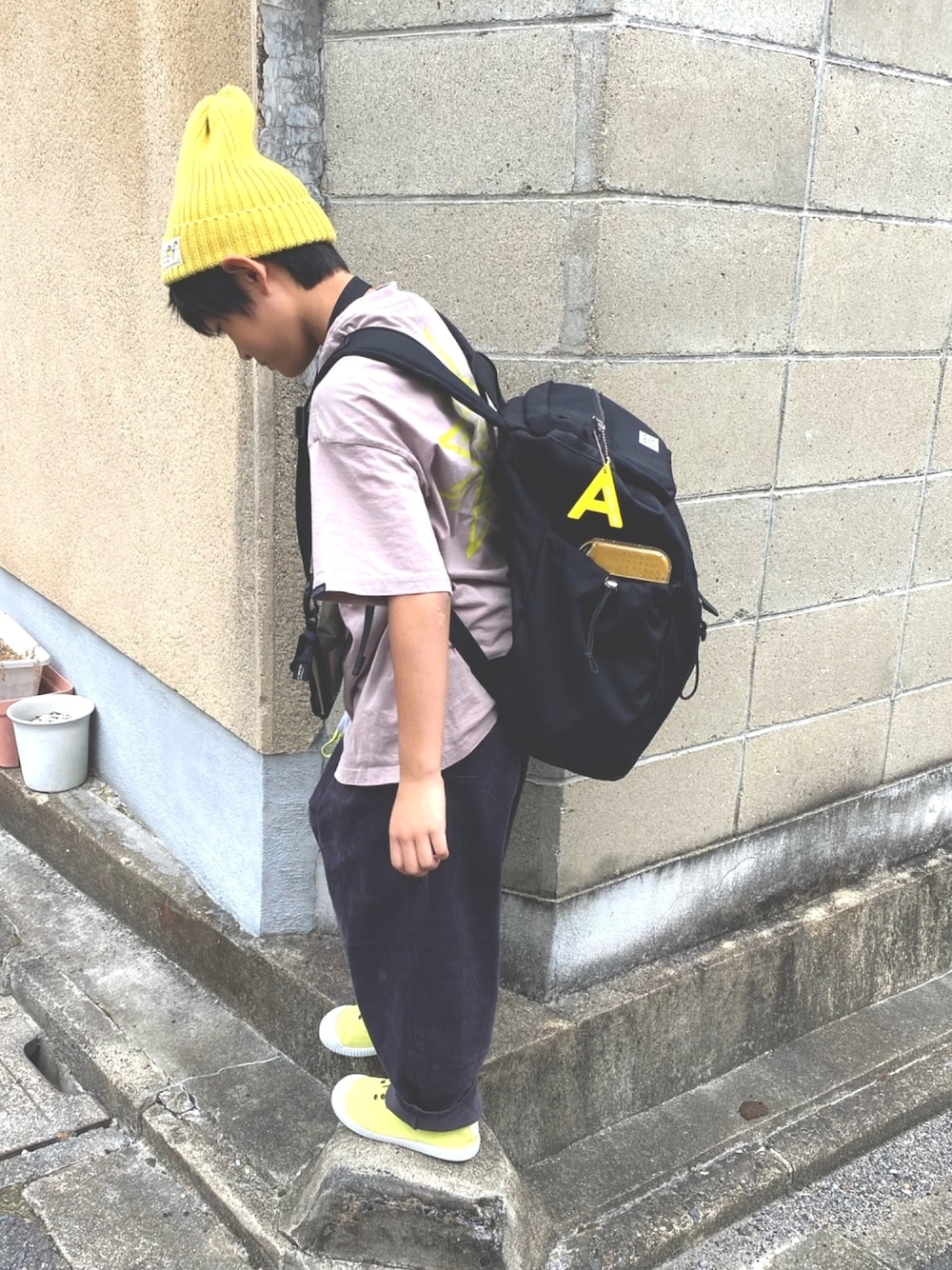 「休日スタイル、キッズコーデ、カジュアルコーデ、Tシャツ、ニット帽、サルエルパンツ、男の子、キッズファッション、黄色、おしゃれさんと繋がりたい」｜「GROOVY COLORSのTHE Groovycolors/テンジク MUSIC GENRE2 BIG TEE（Tシャツ/カットソー、ピンク系）」を使った、aoi erikaさん（キッズ・135cm）の夏コーディネートの1枚目の写真