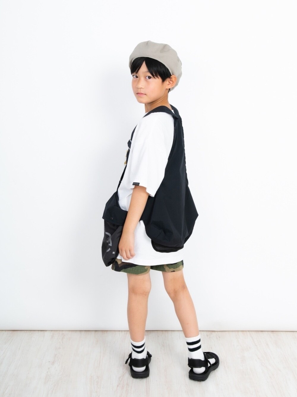 「スポーツサンダル、サンダルに靴下、スポサン、キッズコーデ、キッズファッション、オーバーサイズ、ベスト、男の子、カジュアル、ベレー帽」｜「GROOVY COLORSの天竺 BACK POCKET BIG Tシャツ（Tシャツ/カットソー、ホワイト系）」を使った、aoi erikaさん（キッズ・135cm）の夏コーディネートの1枚目の写真