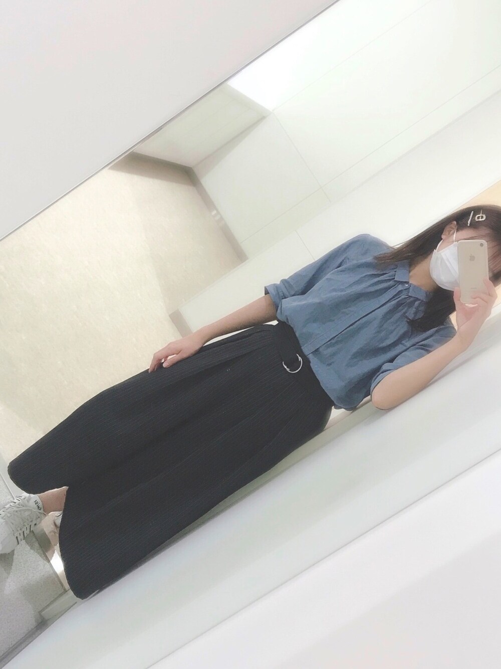 「Hands of creationのアイテム（シャツ/ブラウス、ブルー系）」を使った、ちぺごろもさん（レディース・154cm）の秋コーディネートの1枚目の写真