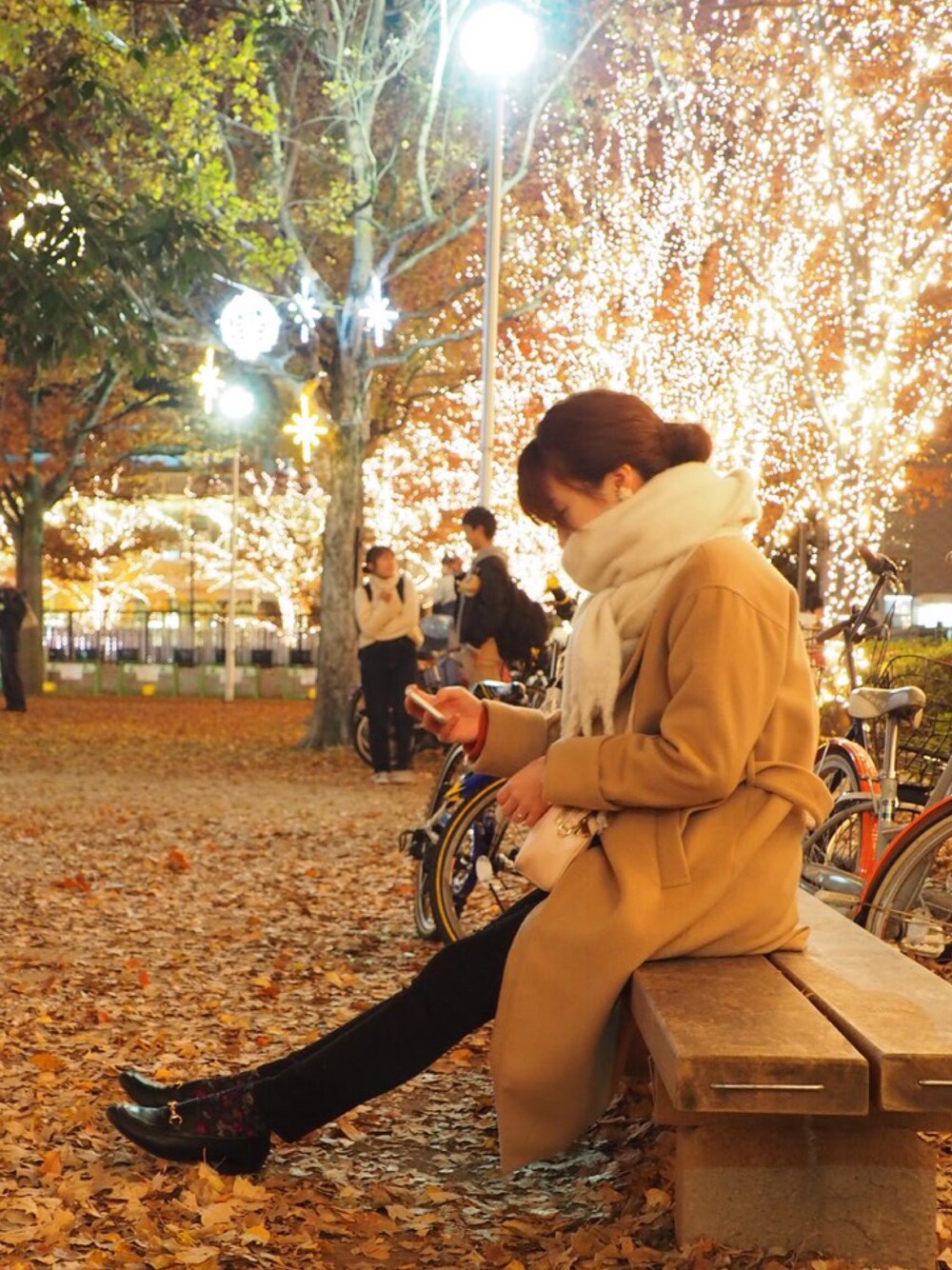 「休日スタイル、シンプル、ビッグシルエット、ゆるコーデ、プチプラコーデ、ベージュ、outfit、黒スキニー、クリスマス、マフラー」｜「Auntie Rosa Holidayの【Holiday】ボリュームフリンジマフラー（マフラー、ベージュ系）」を使った、AYUMIさん（レディース・157cm）の冬コーディネートの1枚目の写真