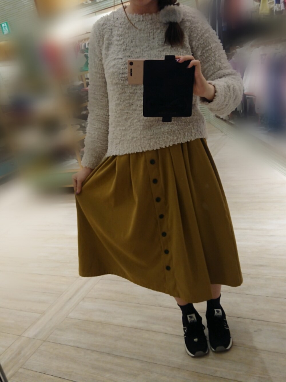 「#GreenParks、ゆるコーデ、オトナ女子、スニーカー、グリーンパークス、モコモコニット、プチプラ、お洒落さんとつながりたい、シンプルコーデ」｜「Green　Parksの・前ボタンカラーロングスカート（スカート、イエロー系）」を使った、じょーさん（レディース・167cm）の秋コーディネートの1枚目の写真