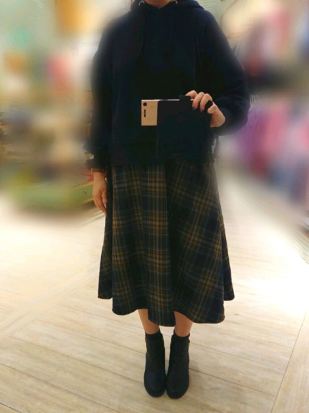 「シンプルおしゃれが好き、秋冬コーデ、カジュアルコーデ、ゆるコーデ、プチプラ、チェックスカート、ブーツ、グリーンパークス、greenparks、お洒落さんとつながりたい」｜「earth music&ecologyのORiental TRafficサイドジップブーツ（ブーツ、ブラック系）」を使った、じょーさん（レディース・167cm）の秋コーディネートの1枚目の写真