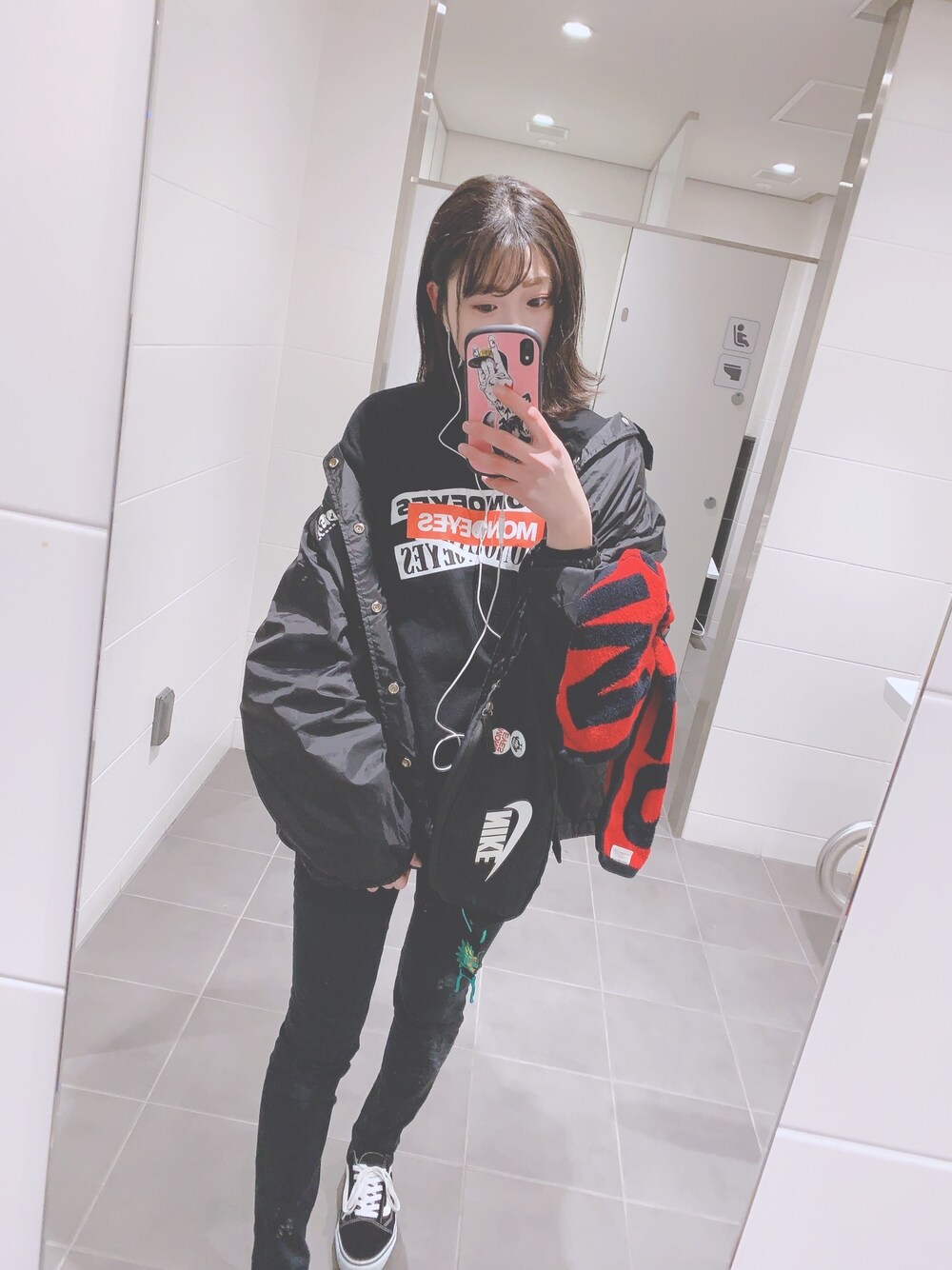 「フェススタイル、ライブ、MONOEYES、ライブスタイル、ライブコーデ、ライブグッズ、フェスコーデ、コーチジャケット、ライブ参戦服、ブラックコーデ」｜「MONOEYESのアイテム（トップス、ブラック系）」を使った、やまだ👾さん（レディース・165cm）の冬コーディネートの1枚目の写真