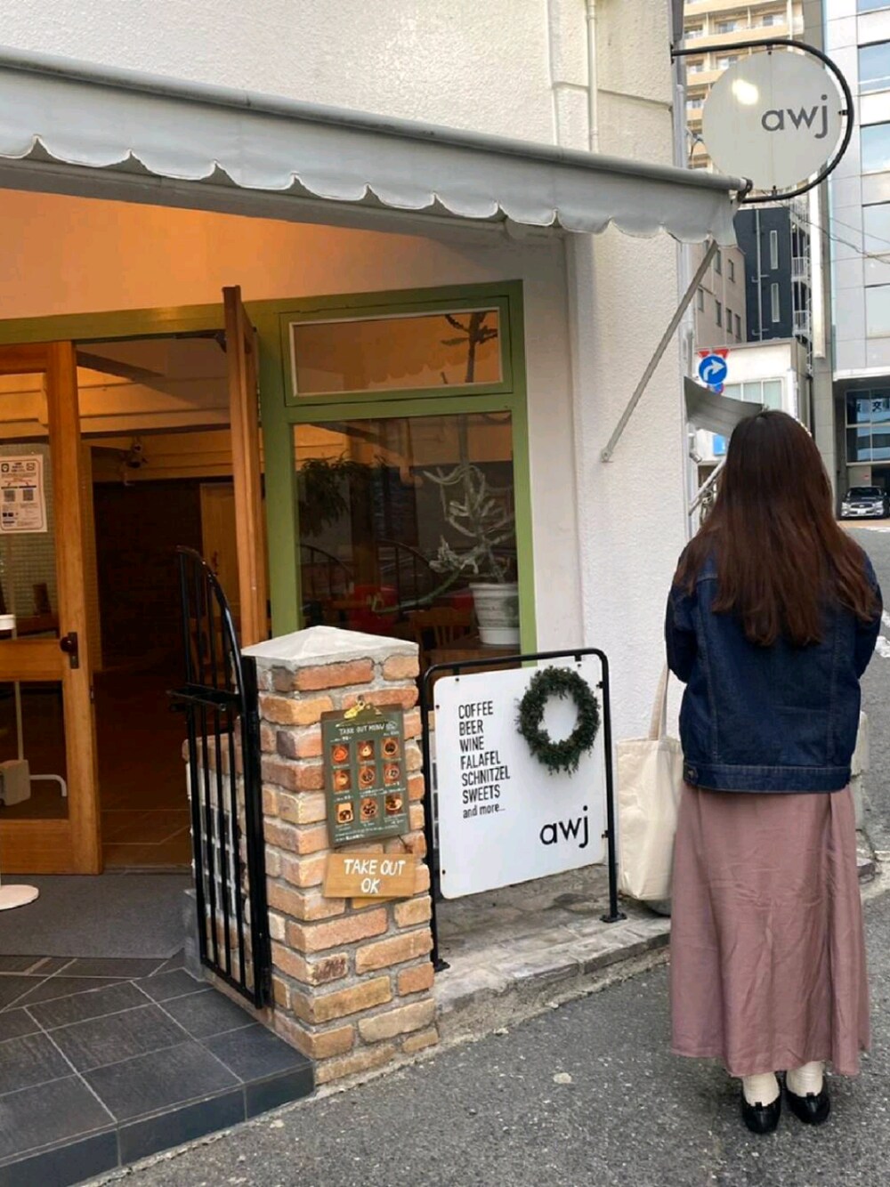 「大人カジュアル、はるコーデ、大人女子、休日コーデ、ootd、ナチュラルクチュール、デニム、ワンピース×スニーカー、神戸、ゆるコーデ」｜「natural coutureのアイテム（ワンピース/ドレス、その他）」を使った、さやかさん（レディース・156cm）の春コーディネートの1枚目の写真