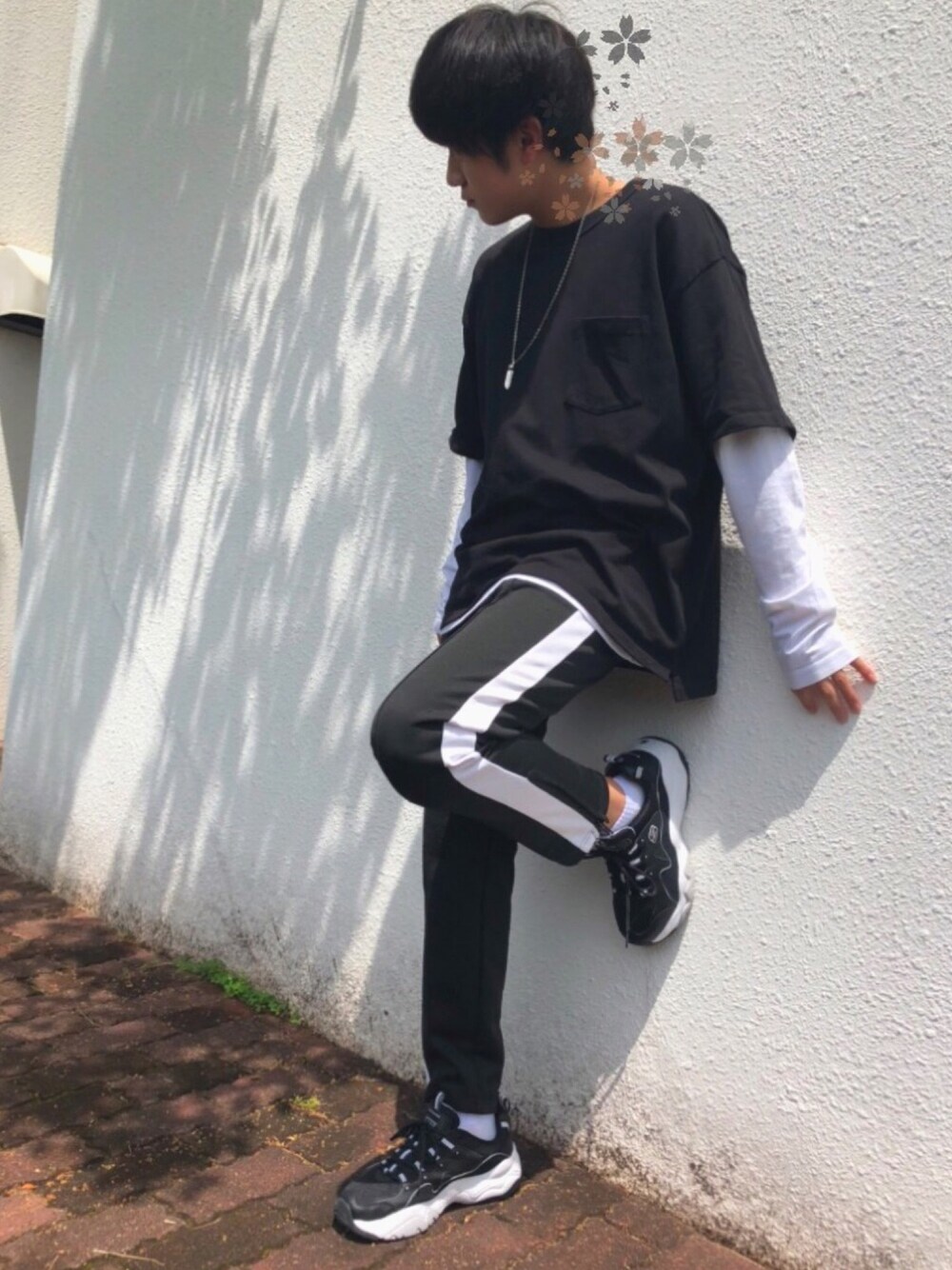 「モノトーンコーデ、黒白コーデ、ダッドスニーカー、風邪気味」｜「LIDNMのモダールレイヤードロンT（Tシャツ/カットソー、ホワイト系）」を使った、YUUKIさん（メンズ・175cm）の春コーディネートの1枚目の写真