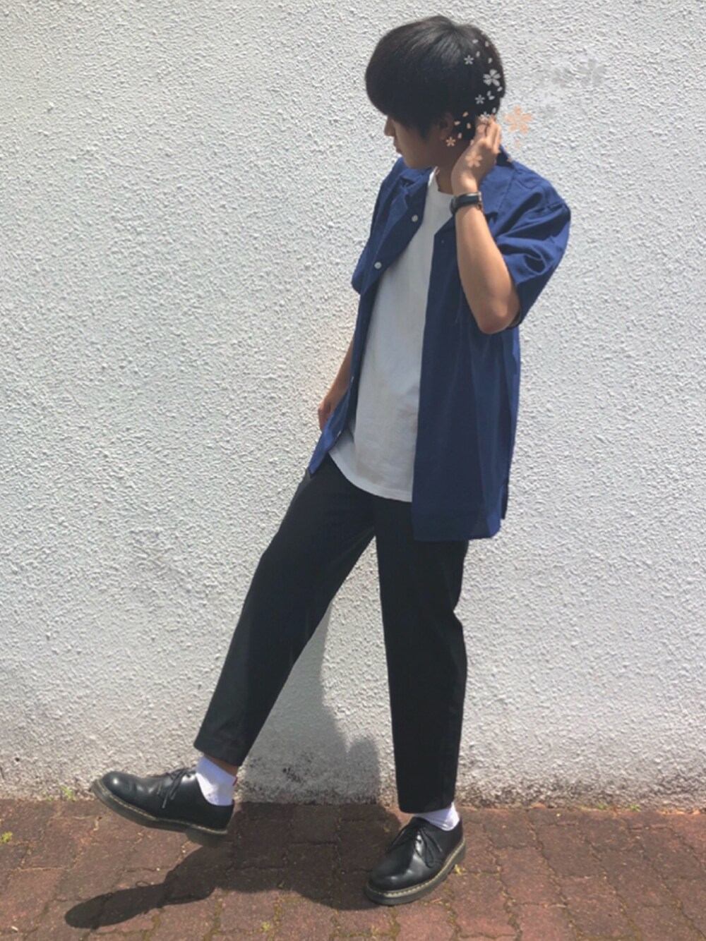 「黒白青、小物でアクセント、革靴、オープンカラーシャツ」｜「Daniel Wellingtonの「Daniel Wellington/ダニエルウェリントン」 クラシックブラック 40mm レザーバンド ローズゴールド/シルバー（アナログ腕時計、ブラック系）」を使った、YUUKIさん（メンズ・175cm）の春コーディネートの1枚目の写真