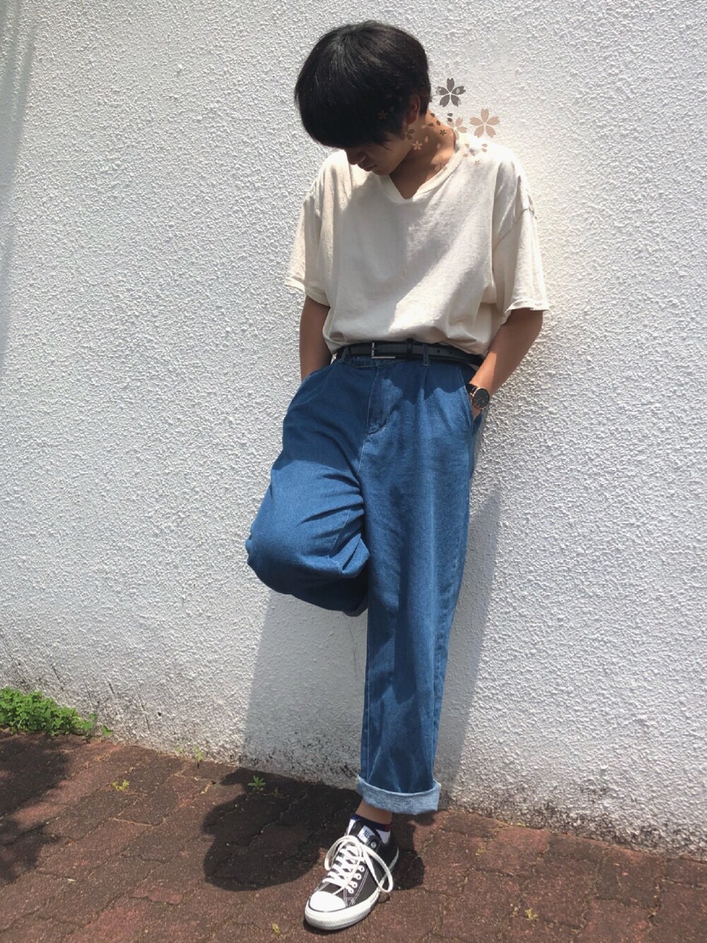 「タックイン、ワイドデニム、ビックT、小物使い、スニーカーコーデ」｜「GILDANの【BASQUE -enthusiastic design-】ギルダン ビッグシルエット USAオーバーサイズ 1/2スリーブTシャツ BASQUE（Tシャツ/カットソー、ベージュ系）」を使った、YUUKIさん（メンズ・175cm）の夏コーディネートの1枚目の写真