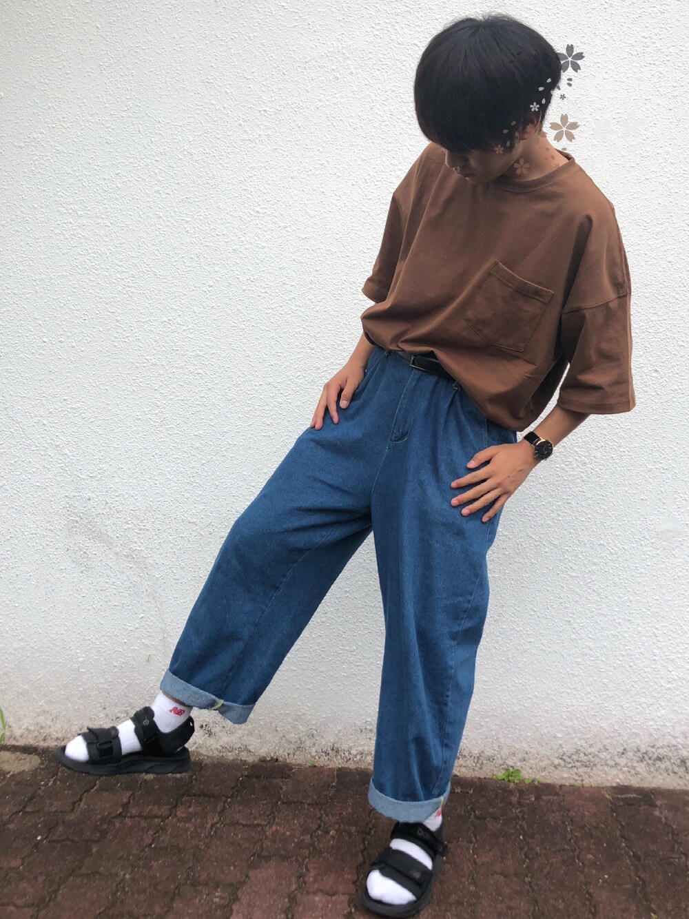 「サンダルコーデ、ワイドデニム、ビックT、ゆるゆるコーデ、サンダルに靴下、小物」｜「Daniel Wellingtonの「Daniel Wellington/ダニエルウェリントン」 クラシックブラック 40mm レザーバンド ローズゴールド/シルバー（アナログ腕時計、ブラック系）」を使った、YUUKIさん（メンズ・175cm）の夏コーディネートの1枚目の写真