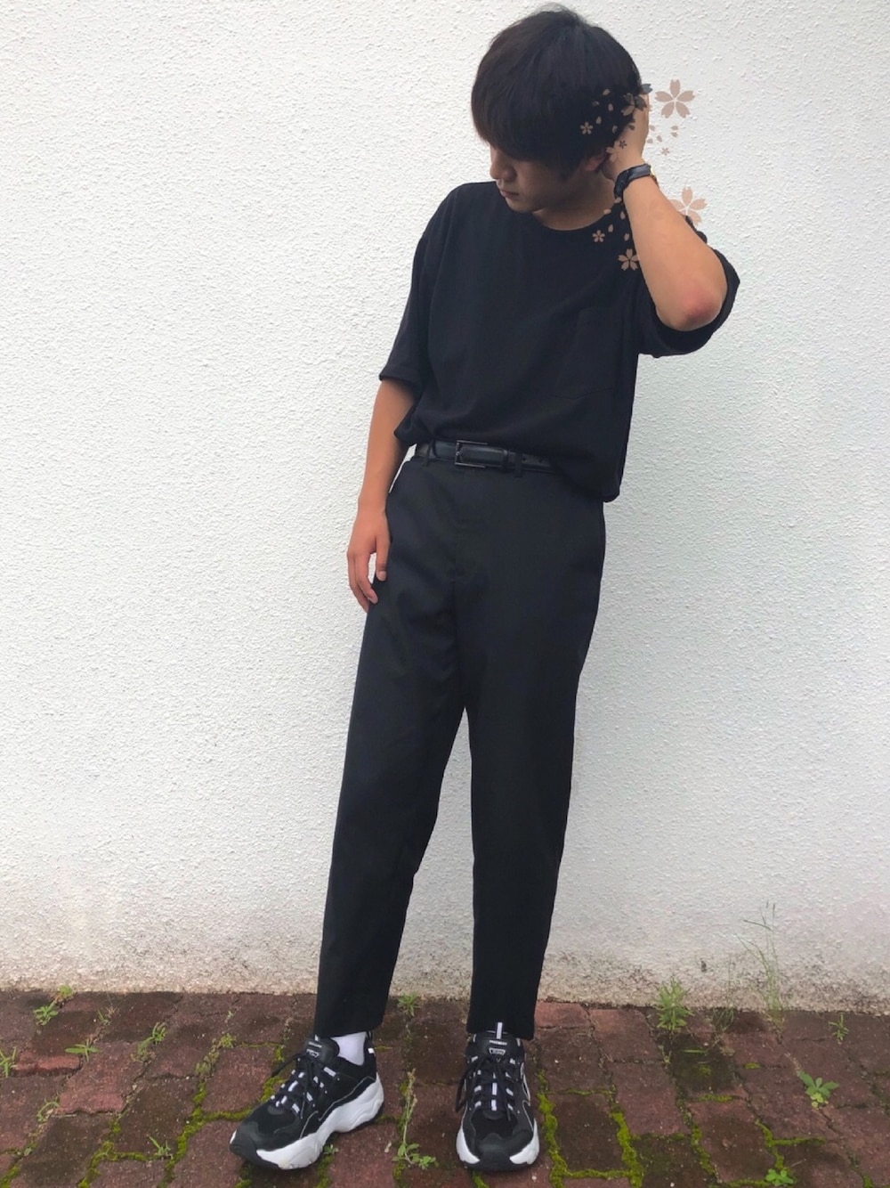 「夏だ！Tシャツ着よう！、モノトーンコーデ、ダッドスニーカー、タックイン、小物、大学生」｜「FOSSILの【MEN'S NON-NO 2018年1月号 掲載】NEUTRA CHRONO　FS5381（アナログ腕時計、ブラック系）」を使った、YUUKIさん（メンズ・175cm）の夏コーディネートの1枚目の写真
