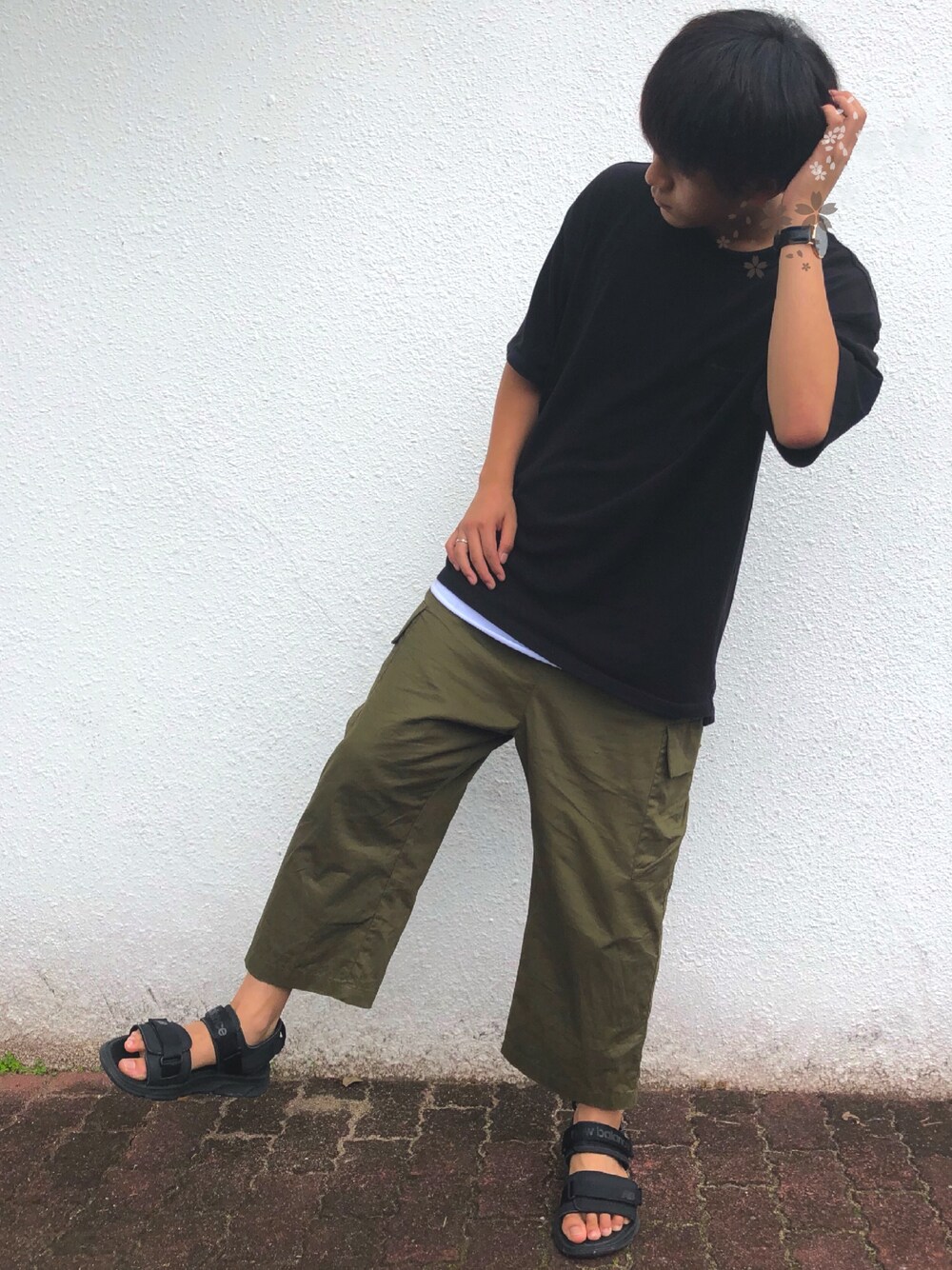 「黒Tシャツ、ワイドカーゴパンツ、サンダル、小物、レイヤードスタイル、大学生、いいね、save、フォローお願いします🤑」｜「Daniel WellingtonのDaniel Wellington　ダニエルウェリントン　CLASSIC BLACK　Sheffield　40mm（アナログ腕時計、ブラック系）」を使った、YUUKIさん（メンズ・175cm）の夏コーディネートの1枚目の写真
