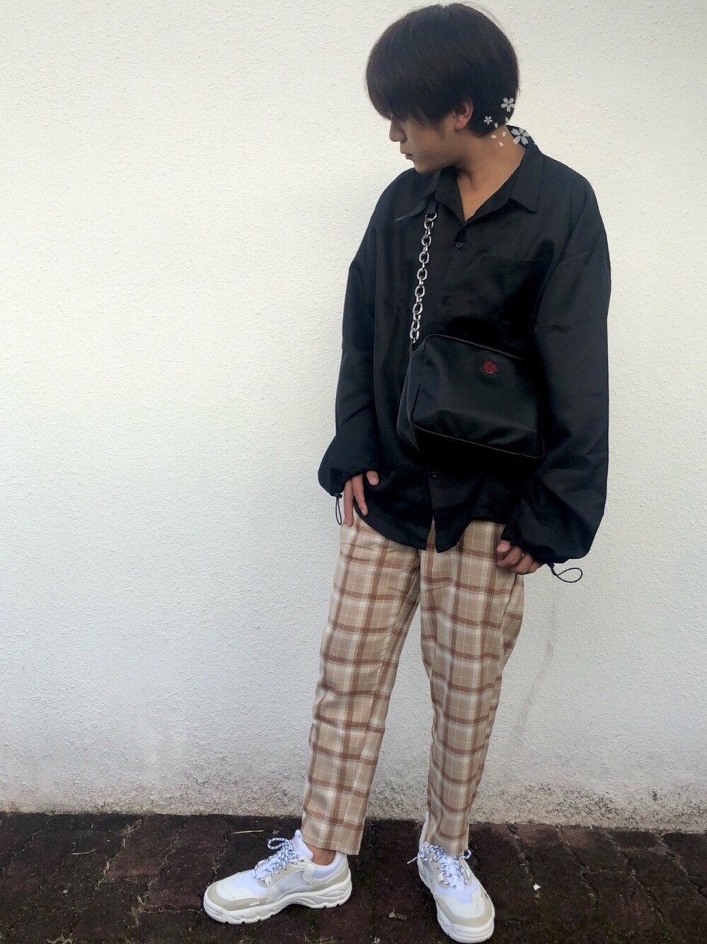 「スニーカーコーデ、ビックシャツ、大学生、今日のコーデ」｜「INTER FACTORYのファッションインフルエンサー SHOTA × INTER FACTORY　コード付きシャツ（シャツ/ブラウス、ブラック系）」を使った、YUUKIさん（メンズ・175cm）の秋コーディネートの1枚目の写真
