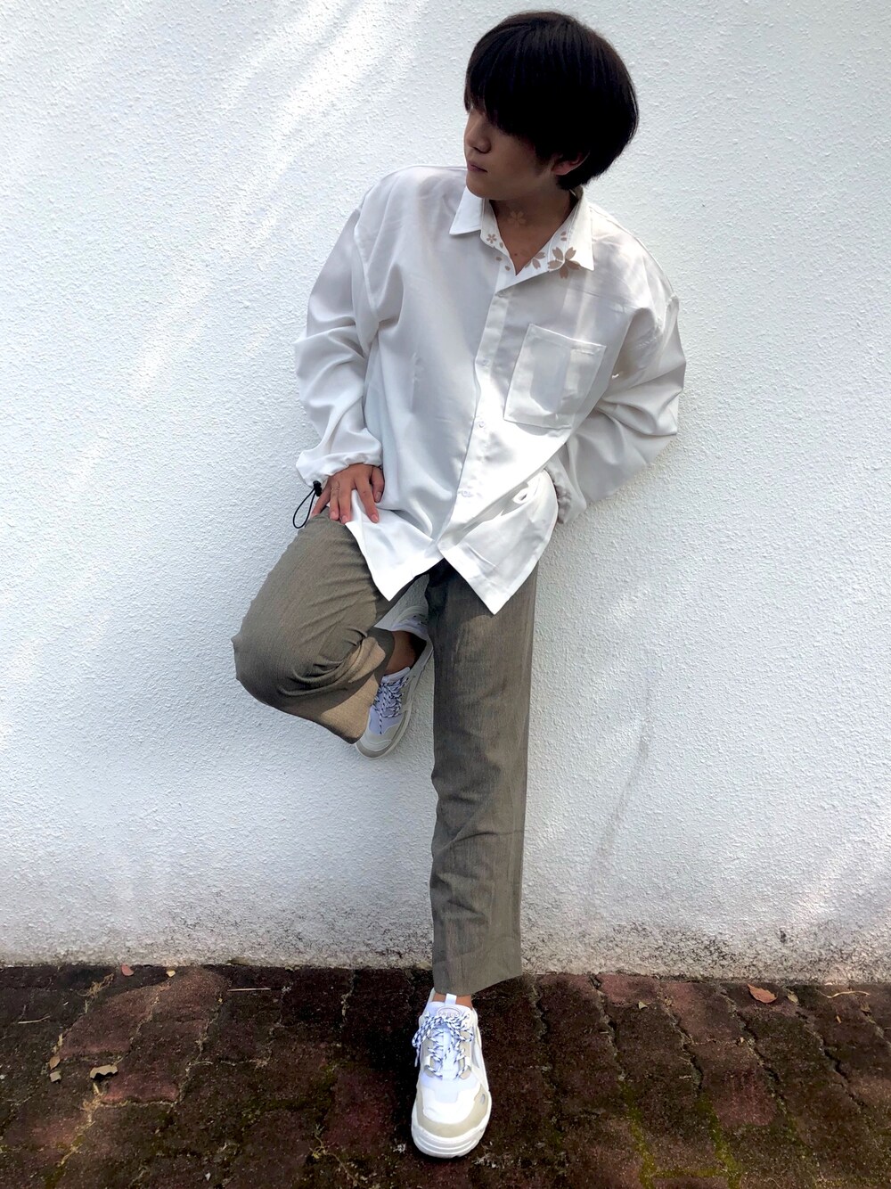 「ビックシャツ、ダッドスニーカー、大学生、INTERFACTORY」｜「INTER FACTORYのファッションインフルエンサー SHOTA × INTER FACTORY　コード付きシャツ（シャツ/ブラウス、ホワイト系）」を使った、YUUKIさん（メンズ・175cm）の秋コーディネートの1枚目の写真