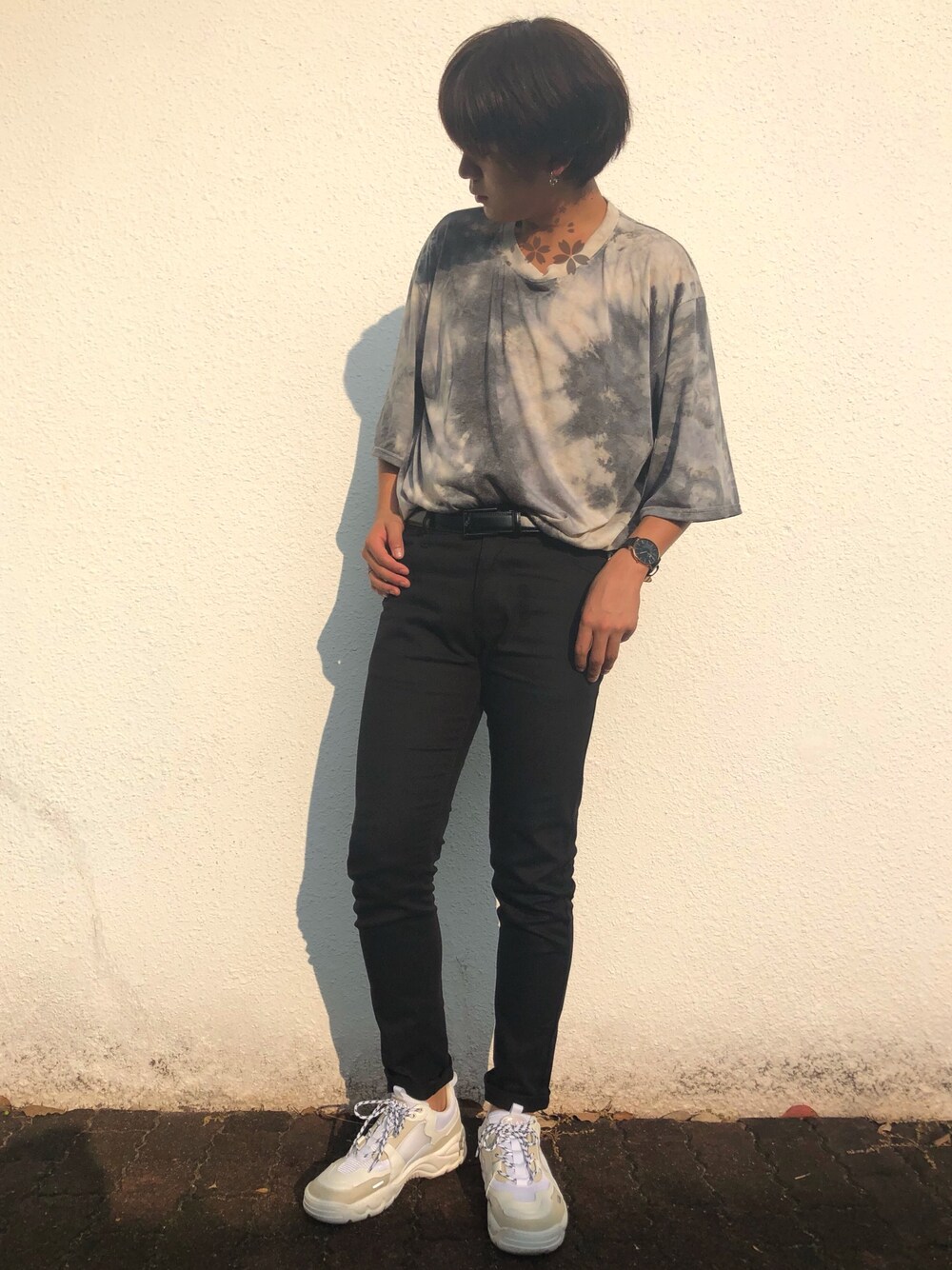 「黒スキニー、タックイン、ダッドスニーカー、大学生」｜「古着のアイテム（トップス、その他）」を使った、YUUKIさん（メンズ・175cm）の秋コーディネートの1枚目の写真