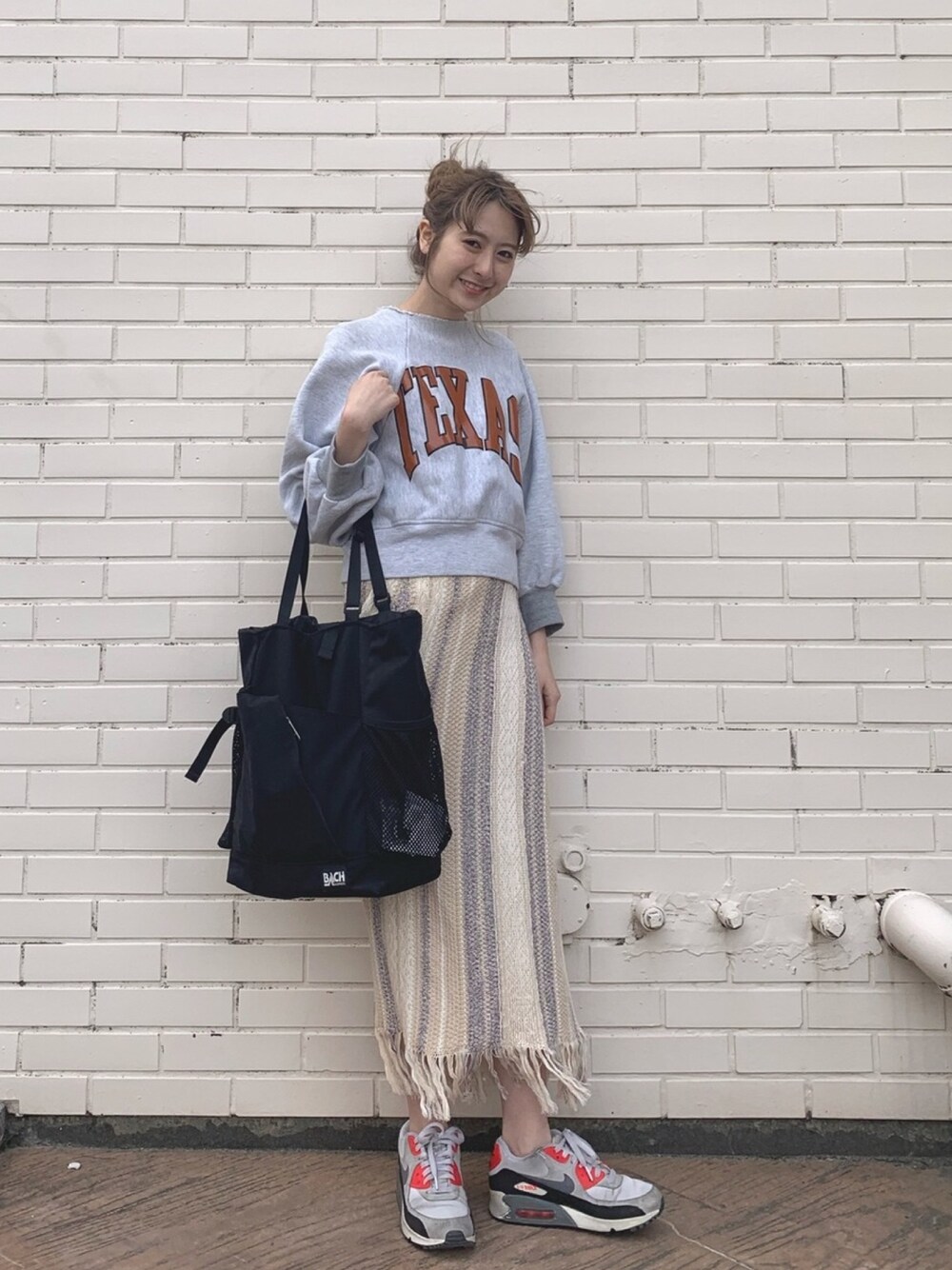 「Kastane、ootd、フリンジ、トレンド、スポーティ、カジュアル」｜「Kastaneのジャガード柄フリンジスカート（スカート、パープル系）」を使った、Kawasumi  Tomomiさん（レディース・160cm）の冬コーディネートの1枚目の写真