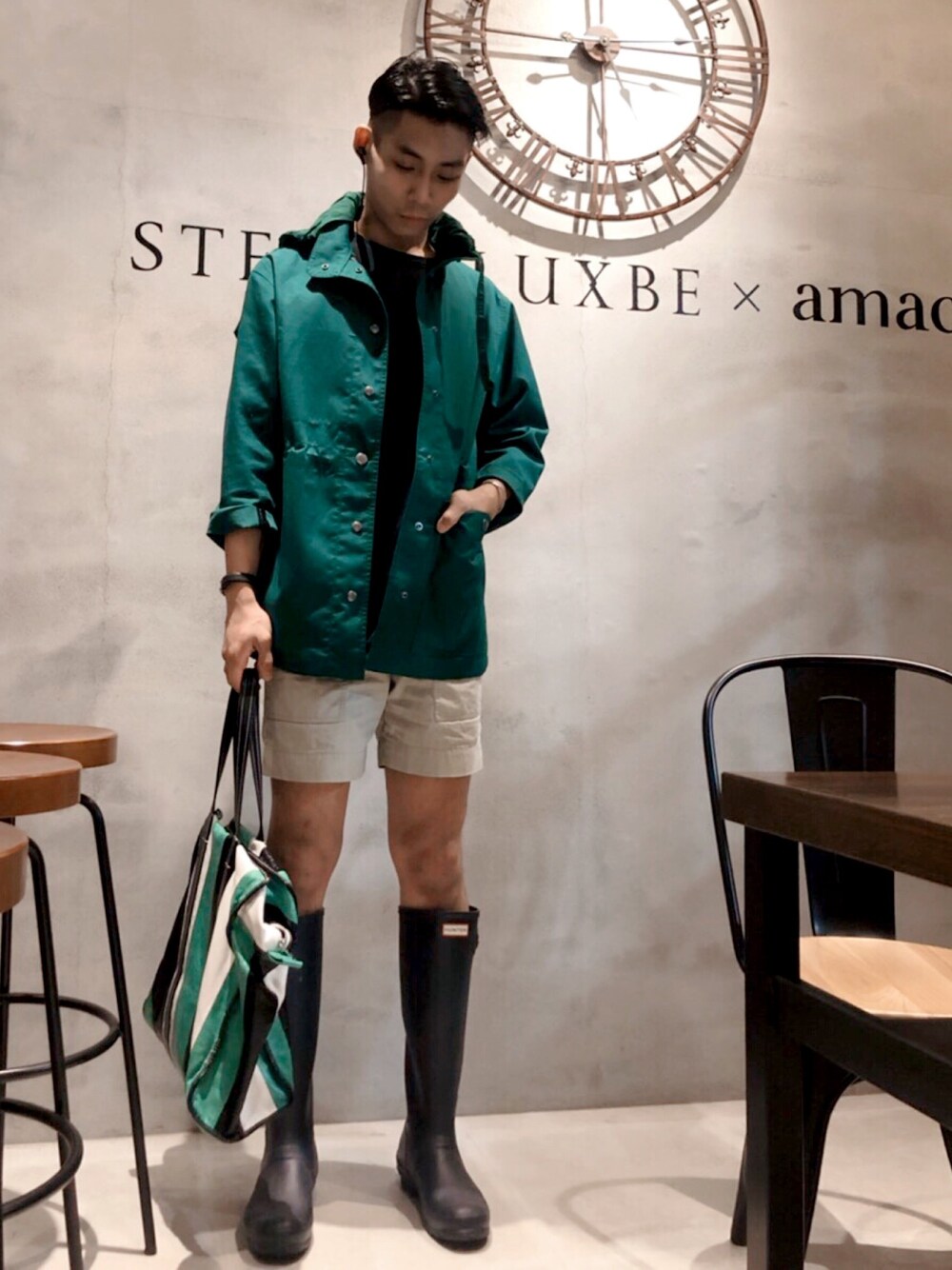 「夏コーデ、ハンター、雨の日コーデ、オトナカジュアル、グリーン、UNIQLO」｜「3.1 Phillip Limのアイテム（その他パンツ、ベージュ系）」を使った、Salon Camouflageさん（メンズ・176cm）の夏コーディネートの1枚目の写真